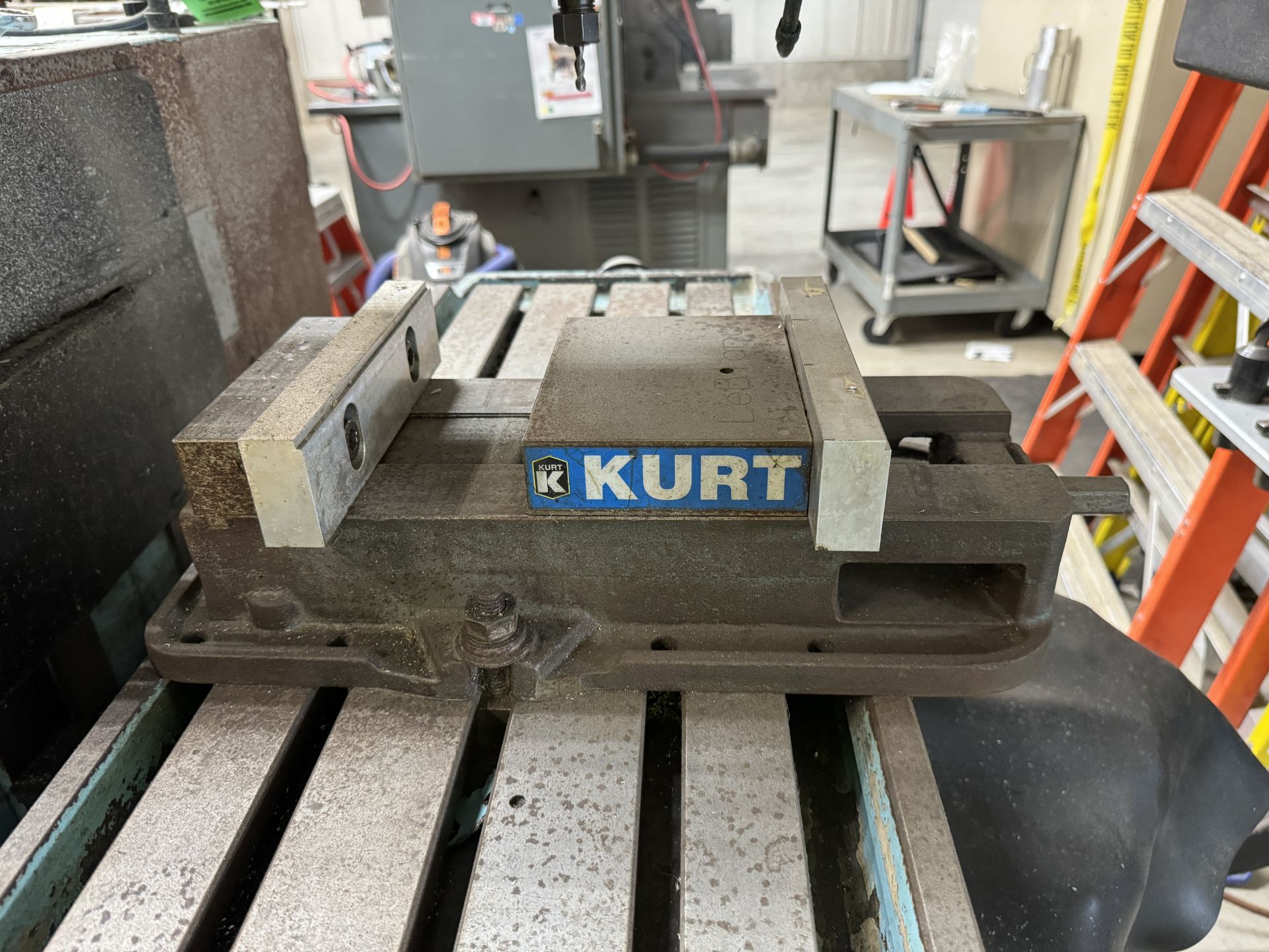 HURCO KM-3 3-AXIS CNC KNEE MILL WITH HURCO ULTIMAX KM-3P CONTROL INCLUDES TOOLING AND KURT VISE - Image 6 of 9
