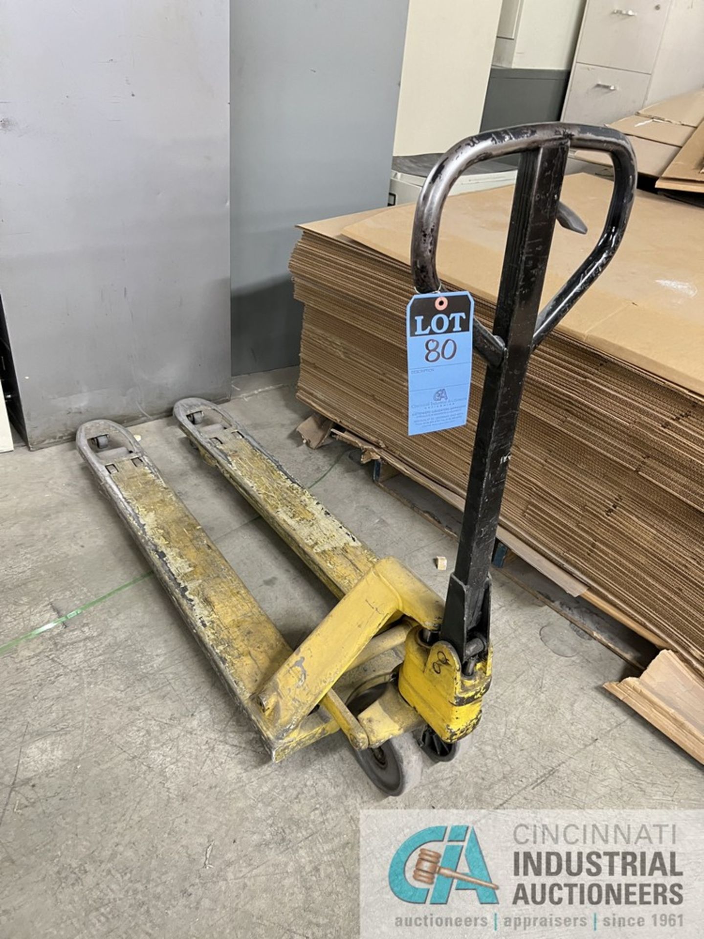 5,000 LB. CAPACITY (APPROX.) MFG UNKNOWN NARROW FORK MANUAL HYDRAULIC PALLET TRUCK