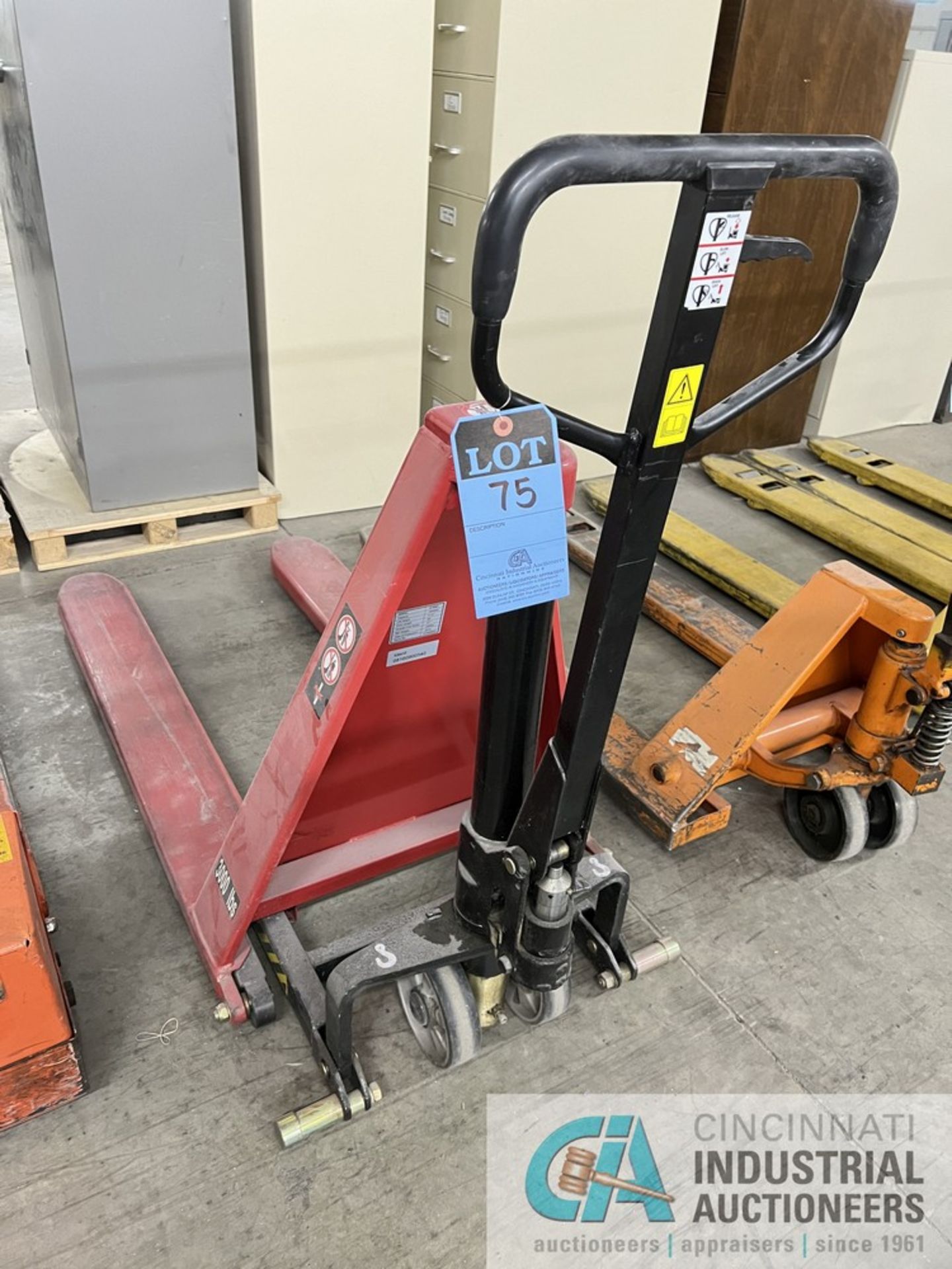 3,000 LB. CAPACITY ULINE MODEL H-5441 HEAVY DUTY MANUAL HYDRUALIC SCISSOR LIFT PALLET TRUCK