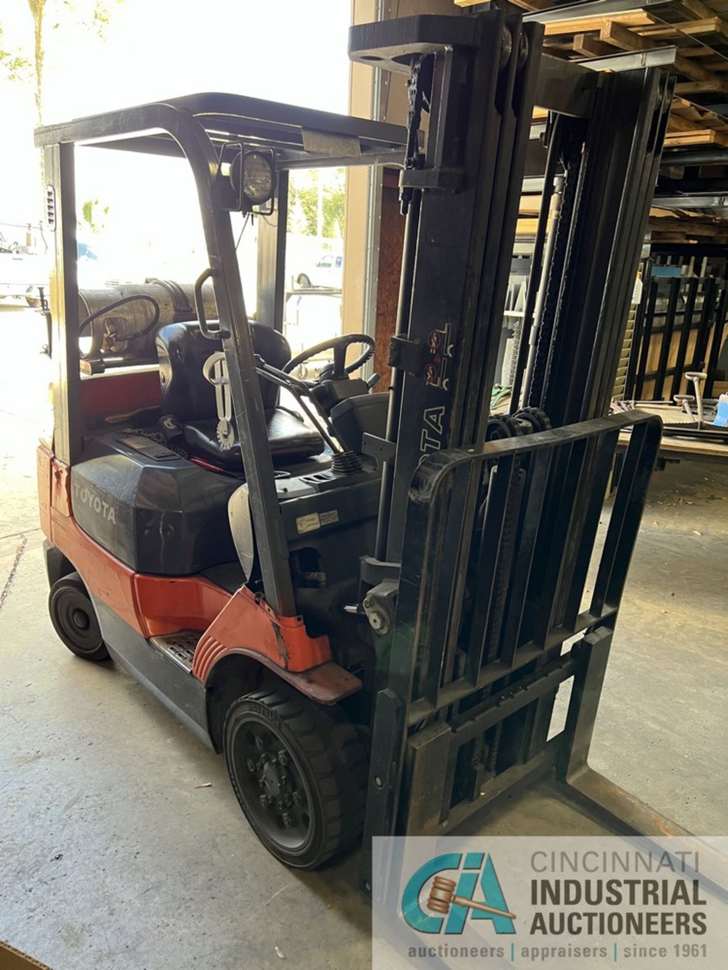 5,000 LB. TOYOTA MODEL 7FGCU25 SOLID TIRE LP GAS LIFT TRUCK; S/N 60347, 83" 3-STAGE MAST, 189" - Image 2 of 7