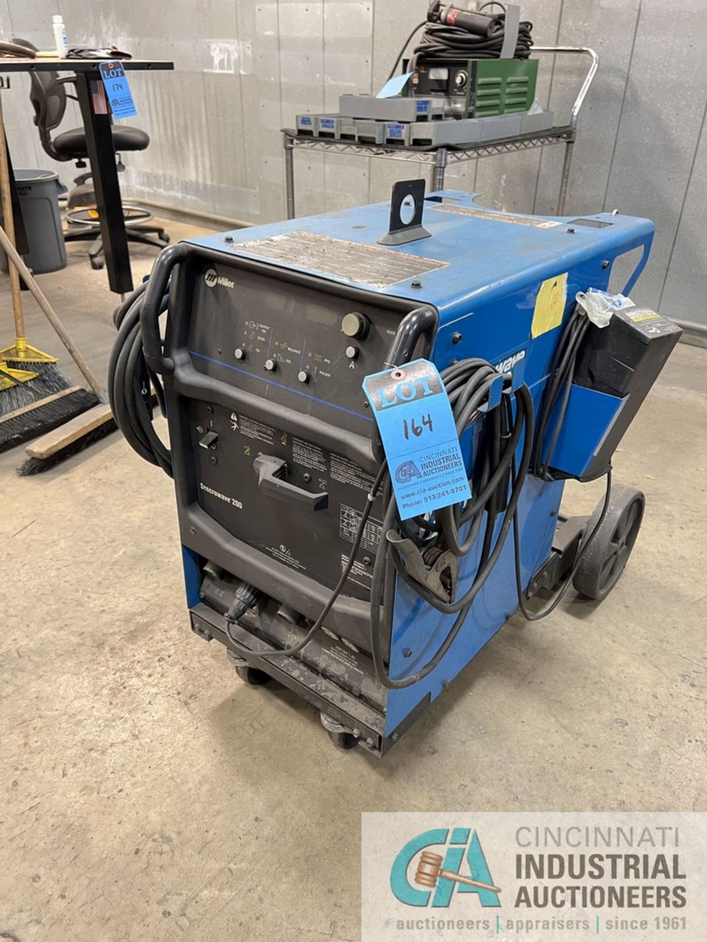 200 AMP MILLER SYNCROWAVE 200 WELDER; S/N LH120257L - Bild 2 aus 6