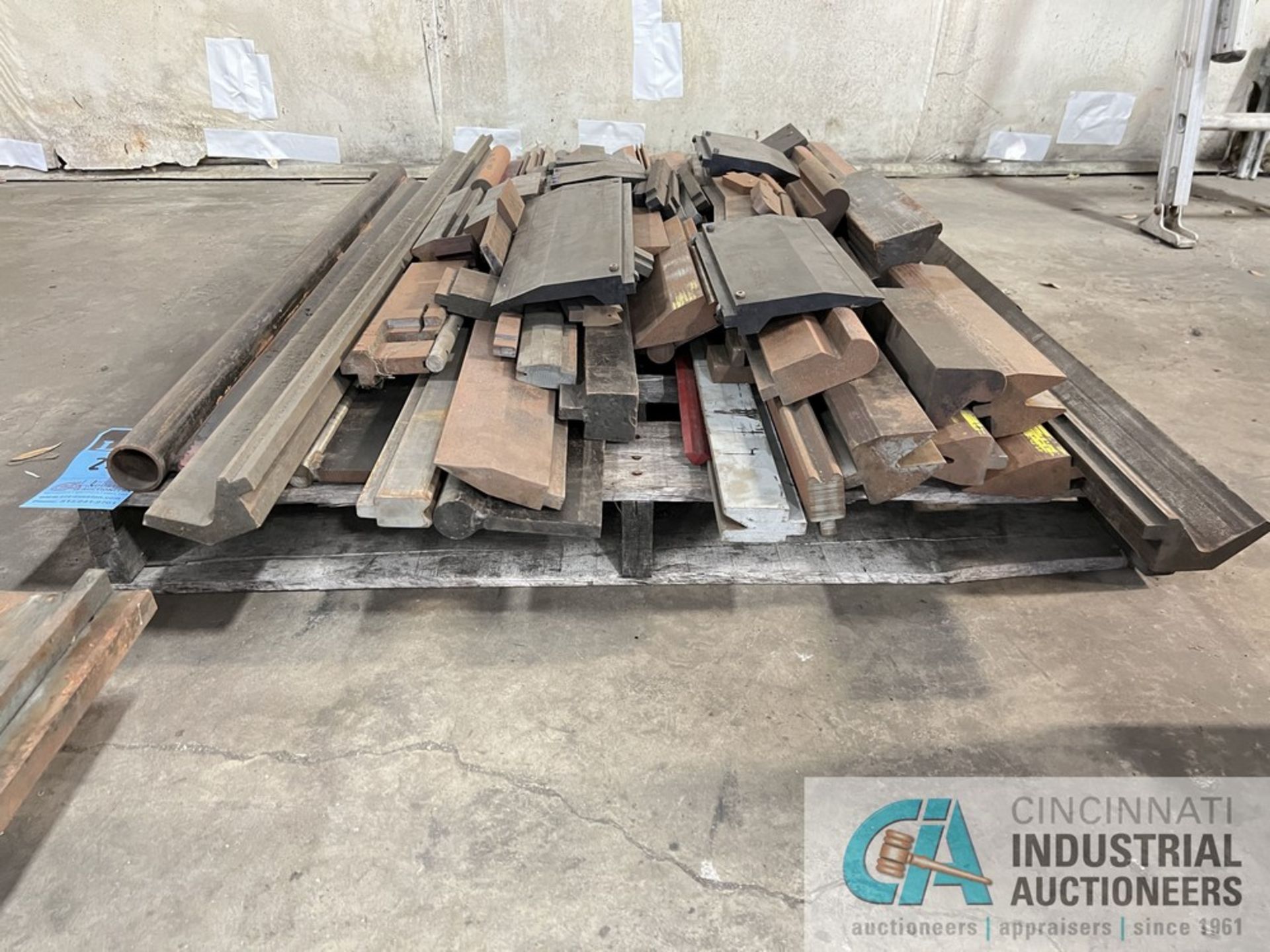 (LOT) 1" - 5' PRESS BRAKE DIES - Image 3 of 3