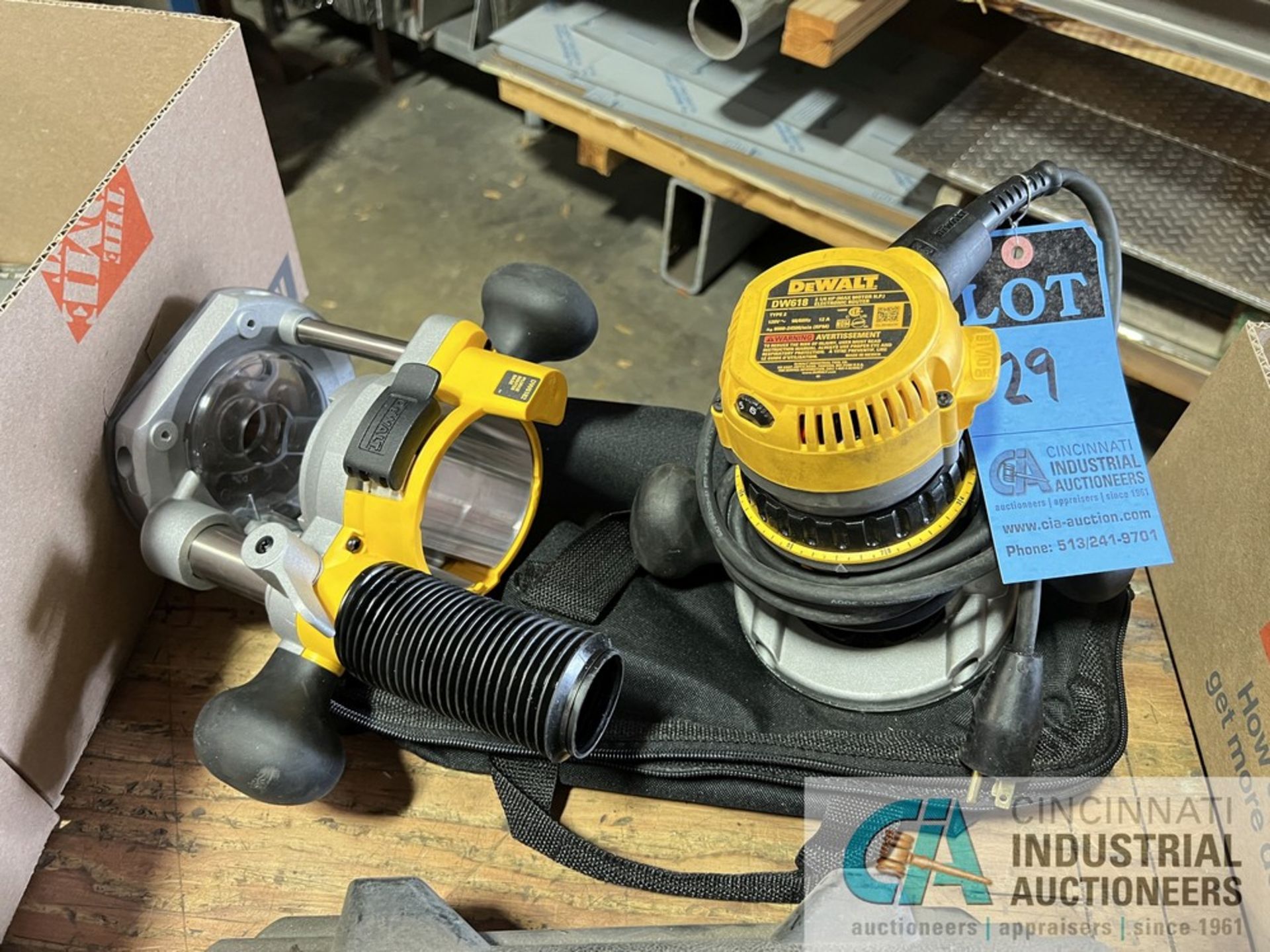 DEWALT ROUTER WITH PLUNGE ROUTER BASE