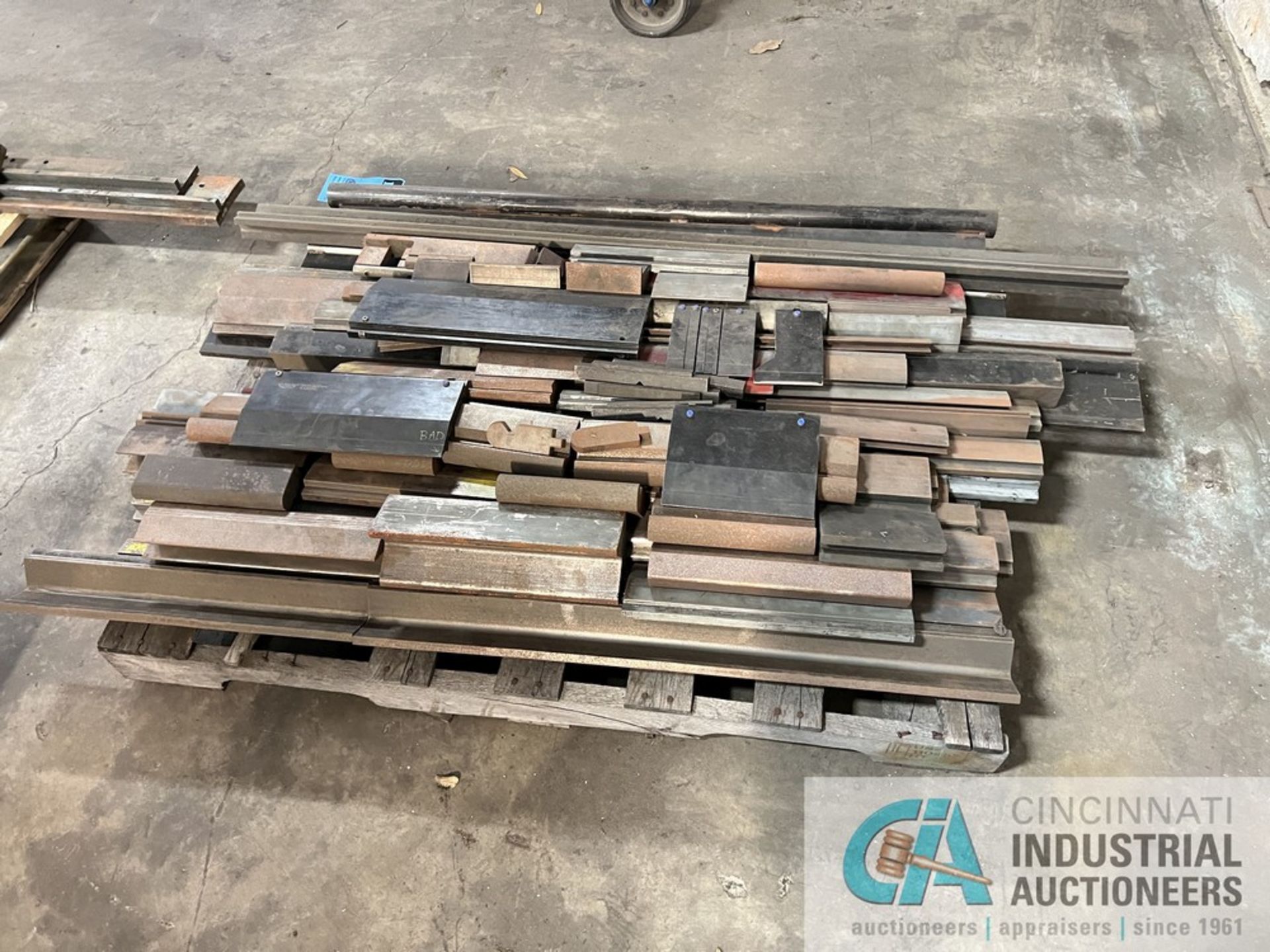 (LOT) 1" - 5' PRESS BRAKE DIES - Image 2 of 3