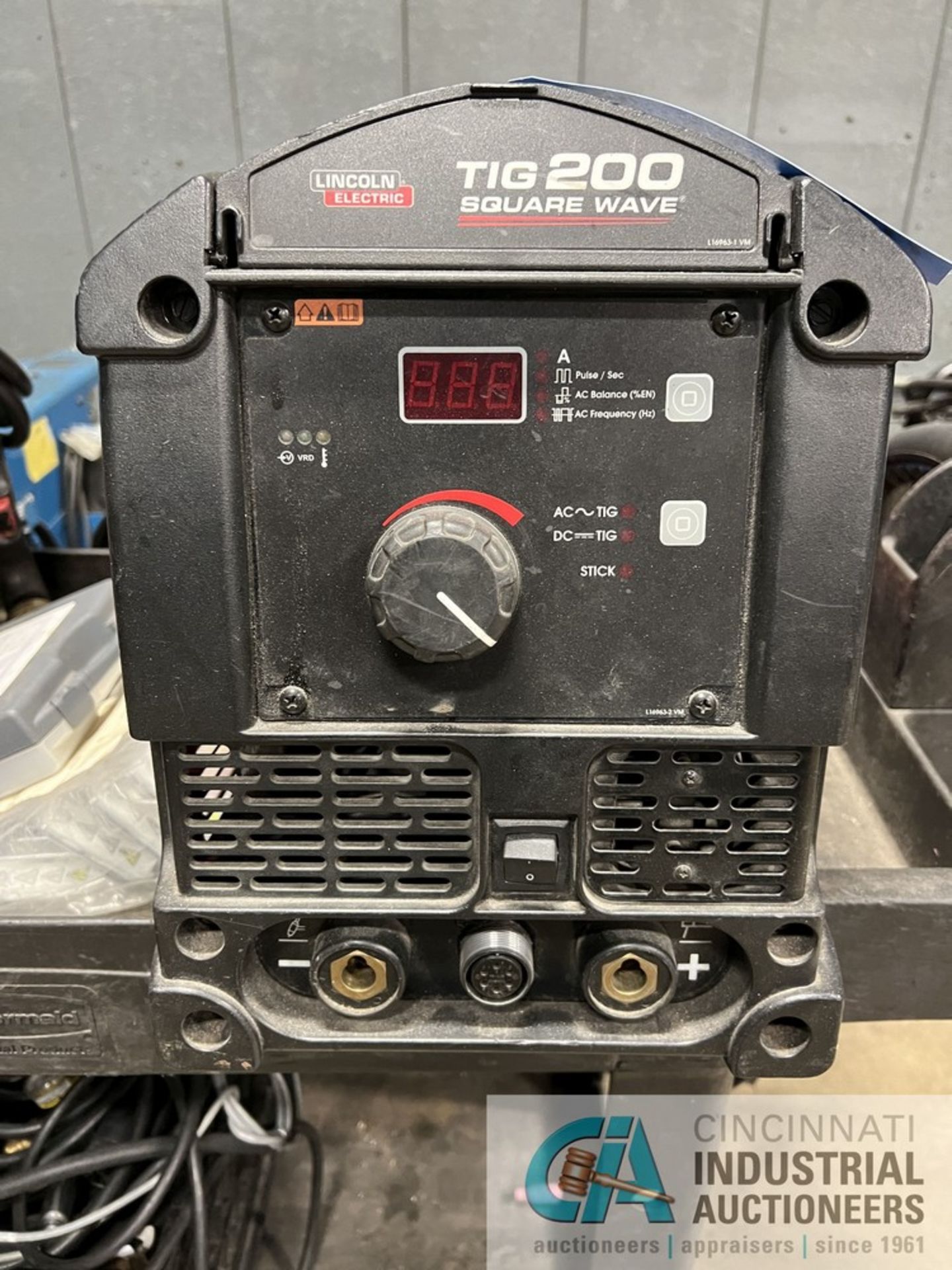 200 AMP LINCOLN TIG 200 SQUARE WAVE WELDER; S/N M316040957L - Bild 3 aus 4