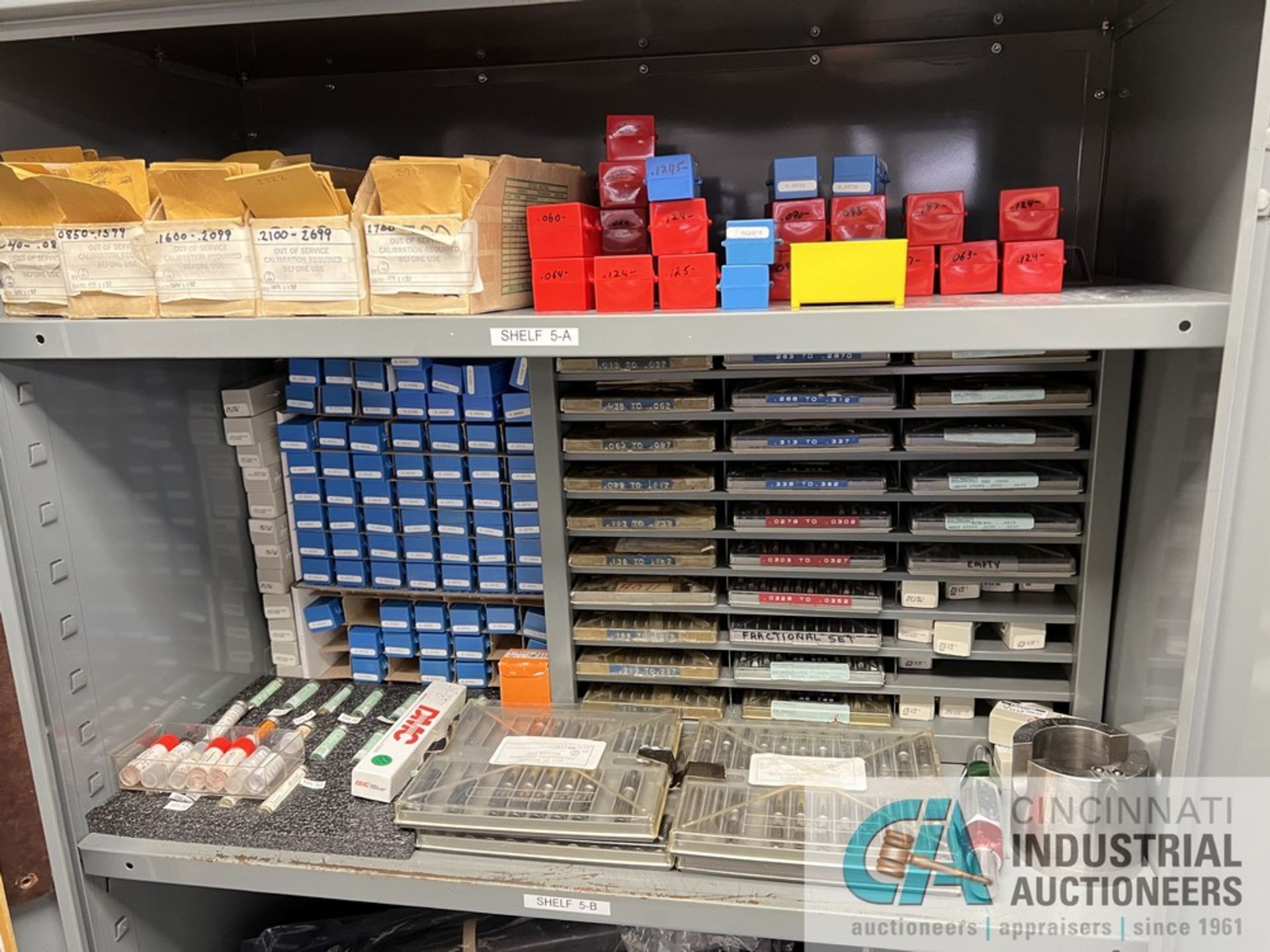 2-DOOR STEEL CABINETS WITH MISCELLANEOUS PIN GAGE REPLACEMENTS AND OTHER MISCELLANEOUS GAGE PARTS ( - Bild 3 aus 5