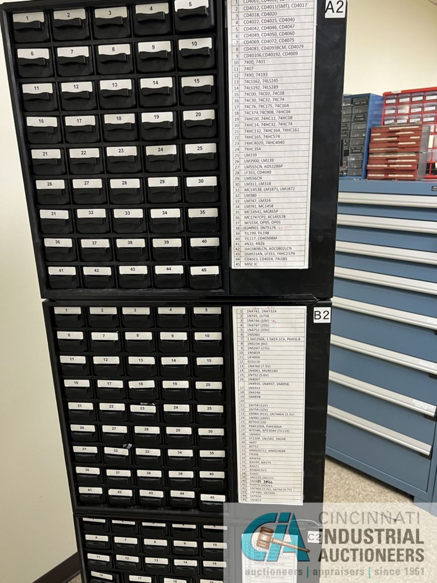 45-DRAWER PARTS CAROUSEL WITH CONTENTS INCLUDING RESONATORS, RESISTORS, POWER MODULES, - Bild 4 aus 9