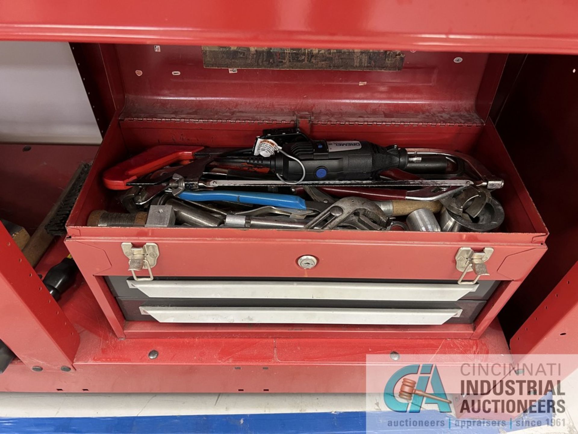 3-DRAWER WATERLOO TOOLBOX WITH TOOLS AND 4" VISE (INSP) - Image 2 of 4