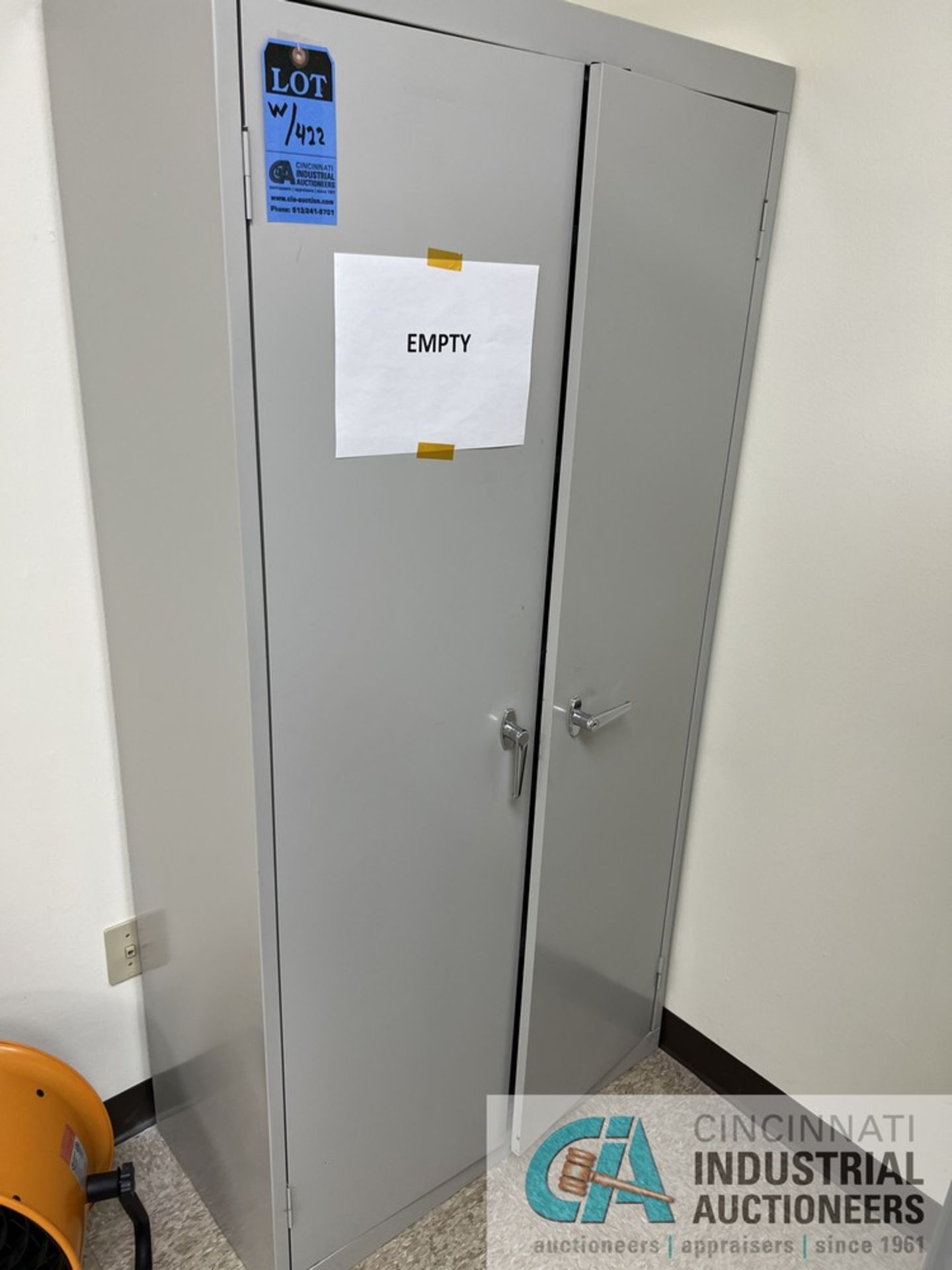 (LOT) 3-DRAWER CABINET WITH WIRE AND HARDWARE AND 2-DOOR CABINET (ENG LAB) - Image 4 of 5