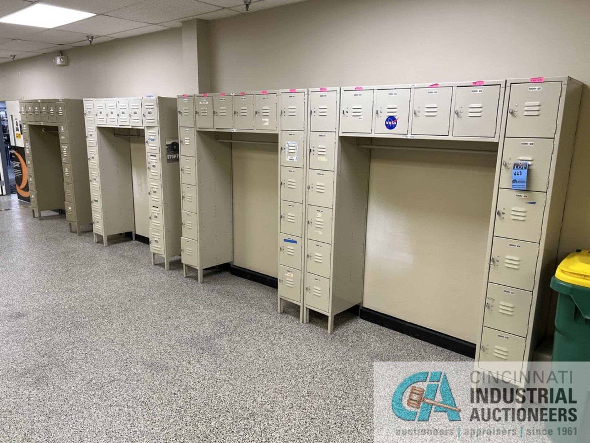 16-COMPARTMENT LOCKERS