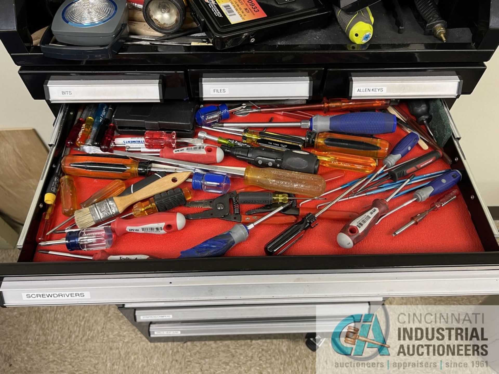 11-DRAWER HUSKY TOOLBOX WITH TOOLS (ENG LAB) - Image 4 of 11