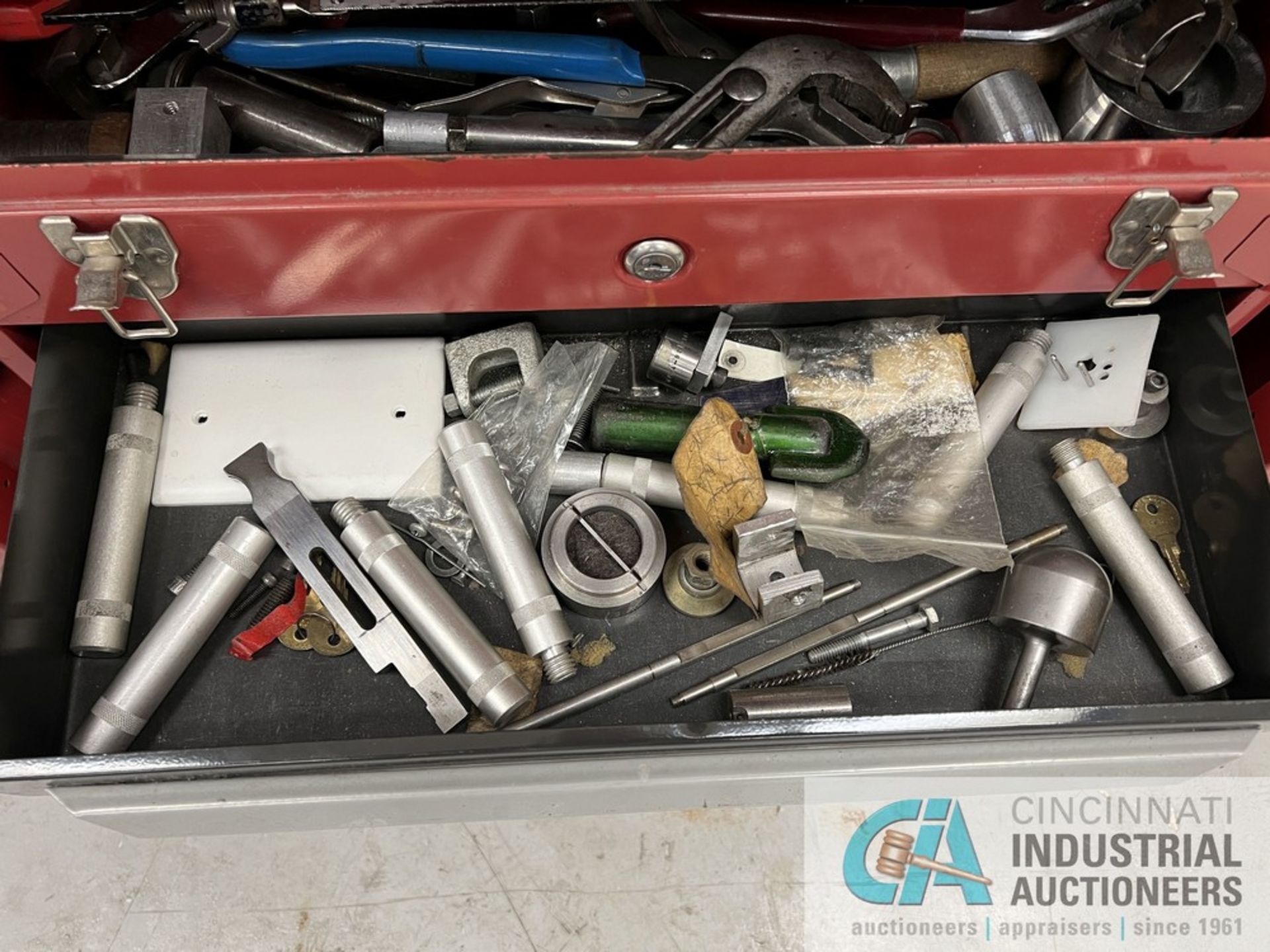 3-DRAWER WATERLOO TOOLBOX WITH TOOLS AND 4" VISE (INSP) - Image 3 of 4