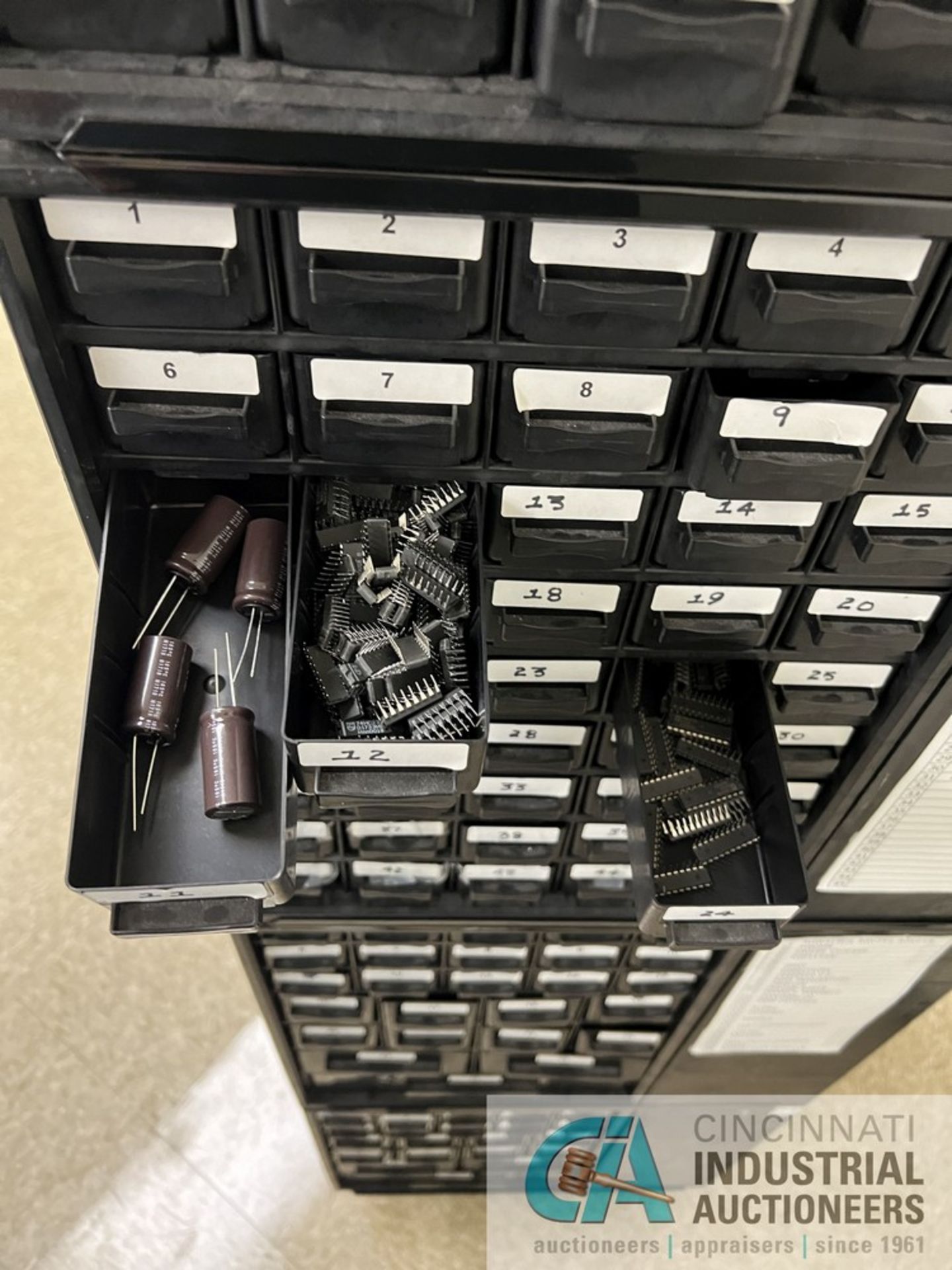 45-DRAWER PARTS CAROUSEL WITH CONTENTS INCLUDING RESONATORS, RESISTORS, POWER MODULES, - Bild 9 aus 9