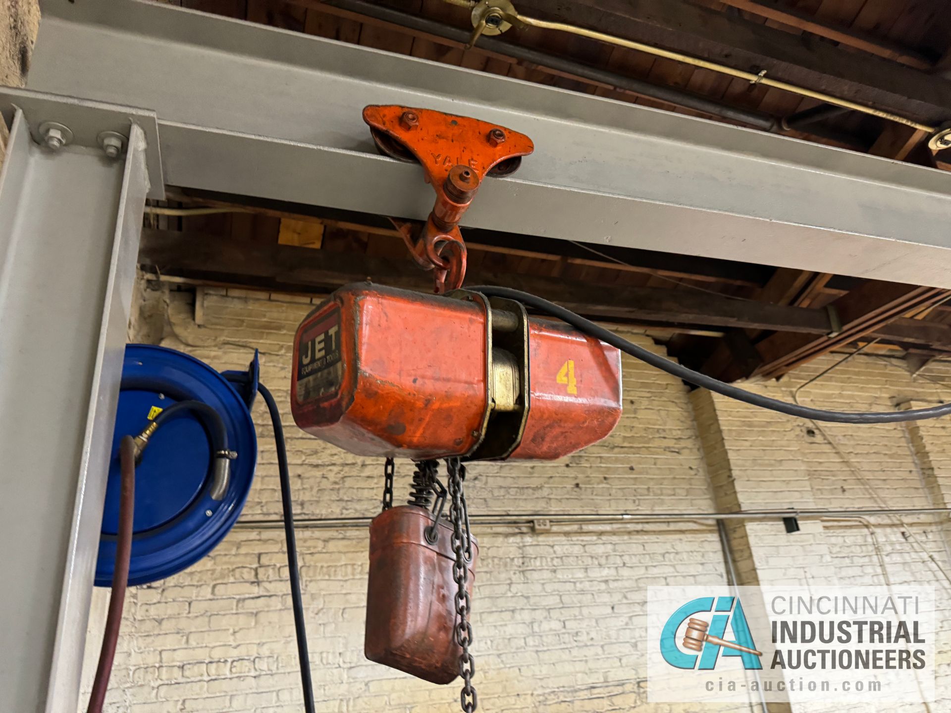 Free Standing 1 Crane w/ (2) 1 Ton Electric Hoists 6"x 6" Beams, 224" Span, 112" Beam Height - Image 4 of 5