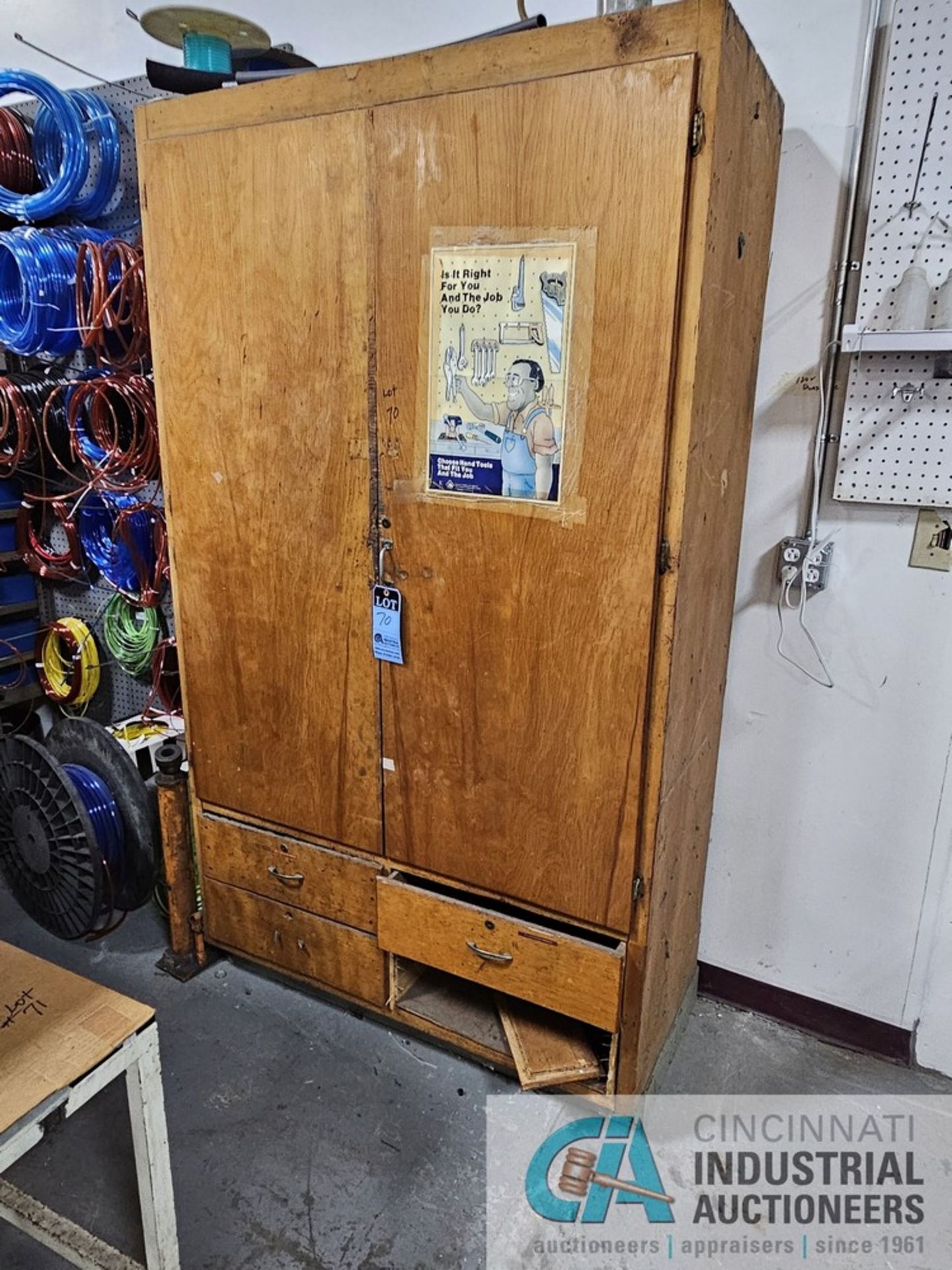 (LOT) WOOD CABINET WITH CONTENTS - MAINTENANCE ITEMS