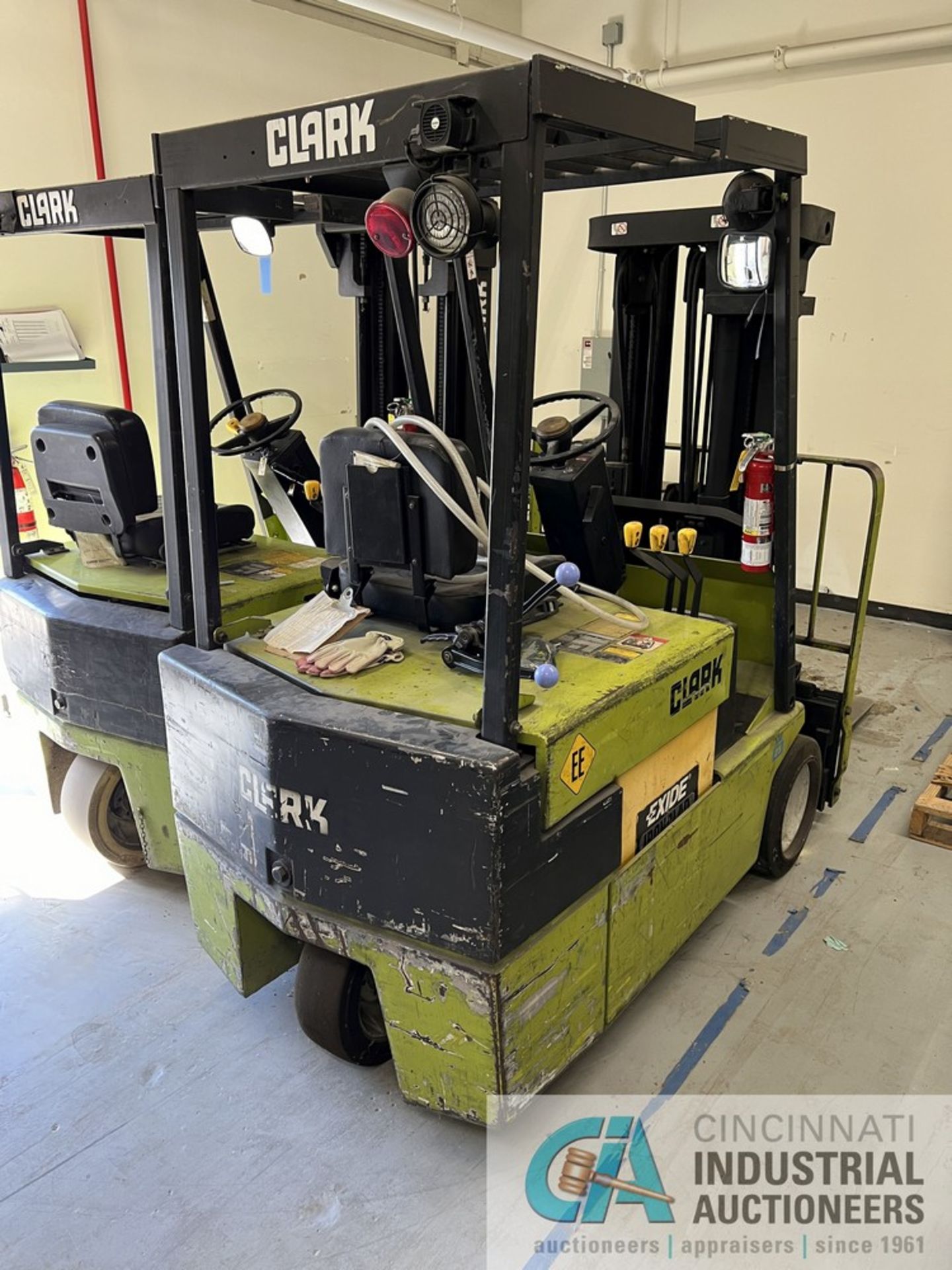 4,500 LB. CLARK MODEL TM25 ELECTRIC SOLID TIRE LIFT TRUCK; S/N TM247-0277-9340FB, 81" 3-STAGE - Image 3 of 6