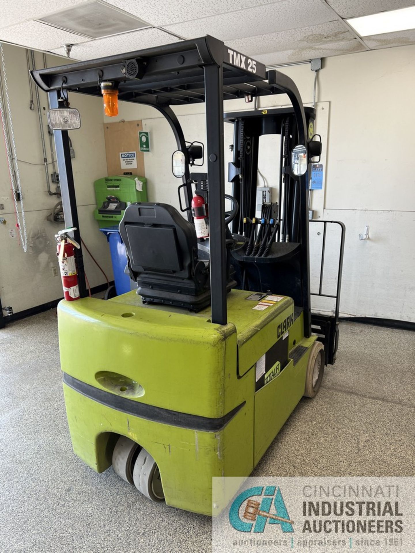 5,000 LB. CLARK MODEL TMX25 ELECTRIC SOLID TIRE LIFT TRUCK; S/N TMX2506249977FL, 82" 3-STAGE MAST, - Image 3 of 7