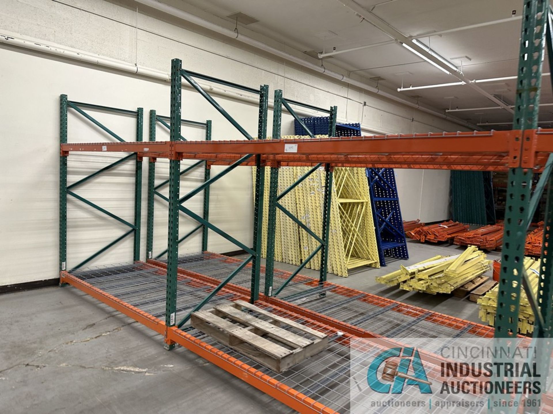 (LOT) (8) SECTIONS 96" X 42" X 96" AND (2) SECTIONS 72" X 42" X 96" ADJUSTABLE BEAM PALLET RACK - Bild 7 aus 8