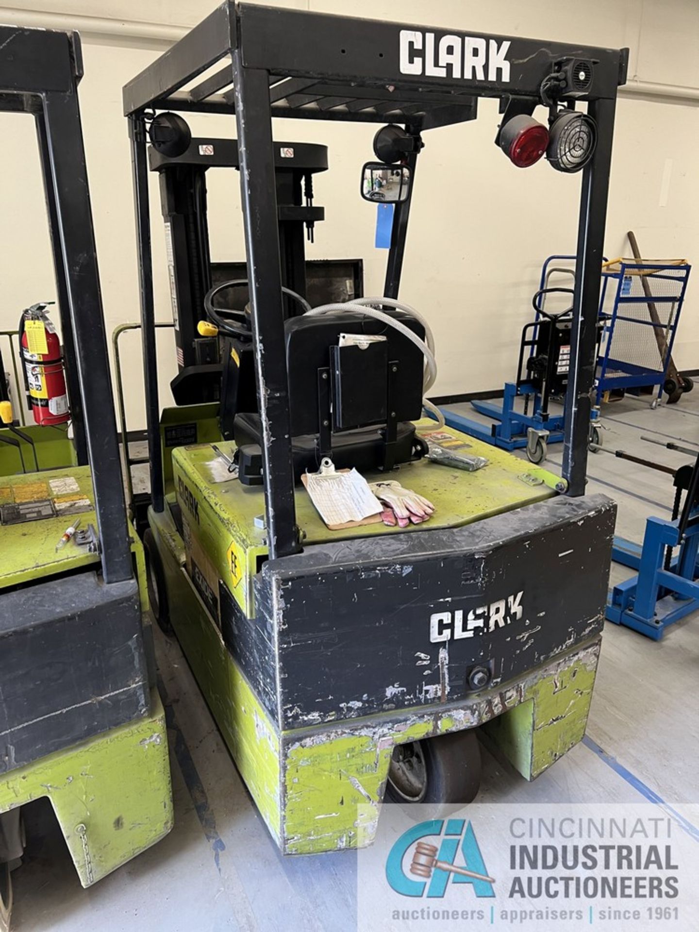 4,500 LB. CLARK MODEL TM25 ELECTRIC SOLID TIRE LIFT TRUCK; S/N TM247-0277-9340FB, 81" 3-STAGE - Image 4 of 6