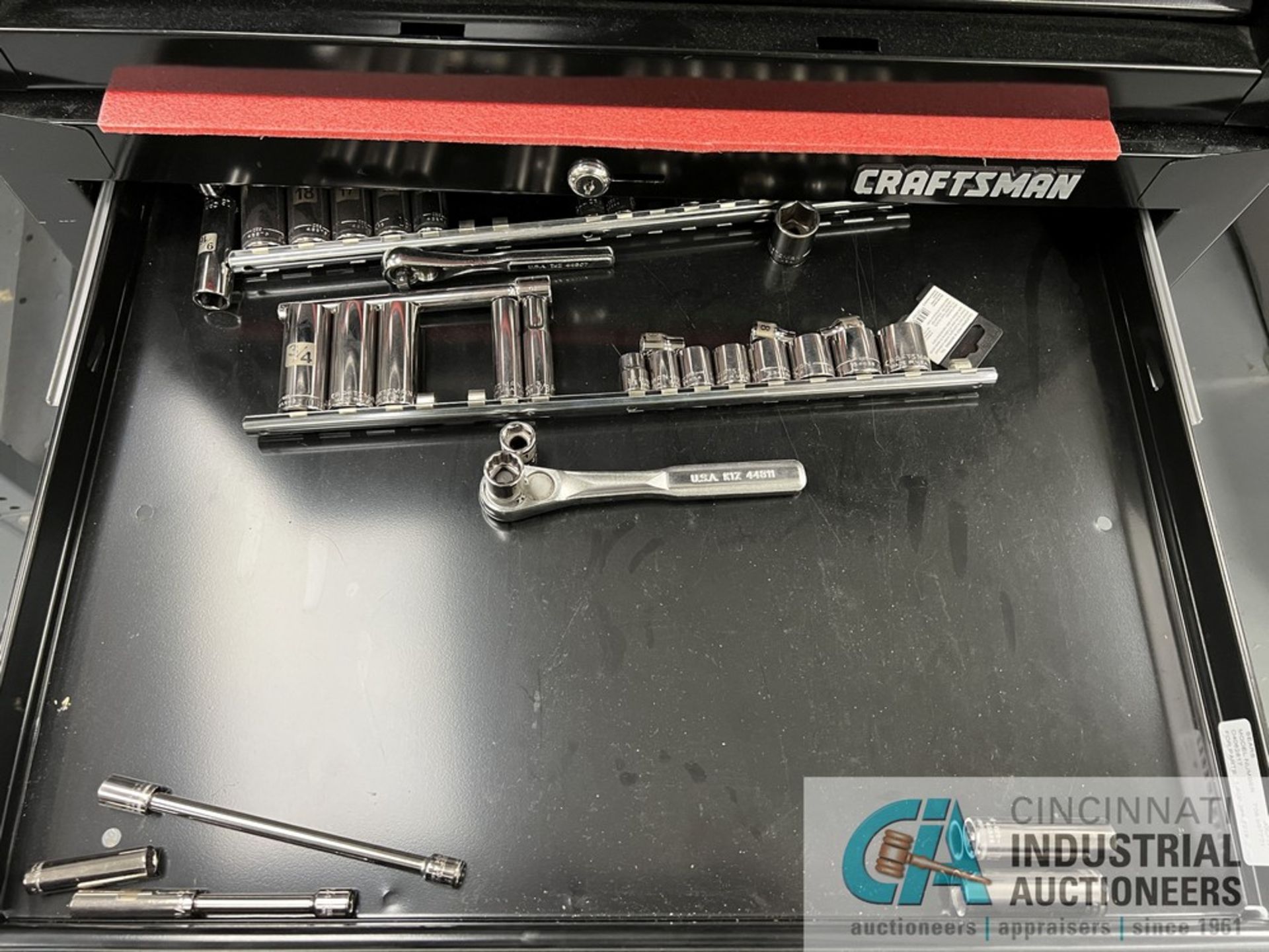 11-DRAWER CRAFTSMAN PORTABLE TOOLBOX WITH TOOLS (MAIN) - Image 7 of 9