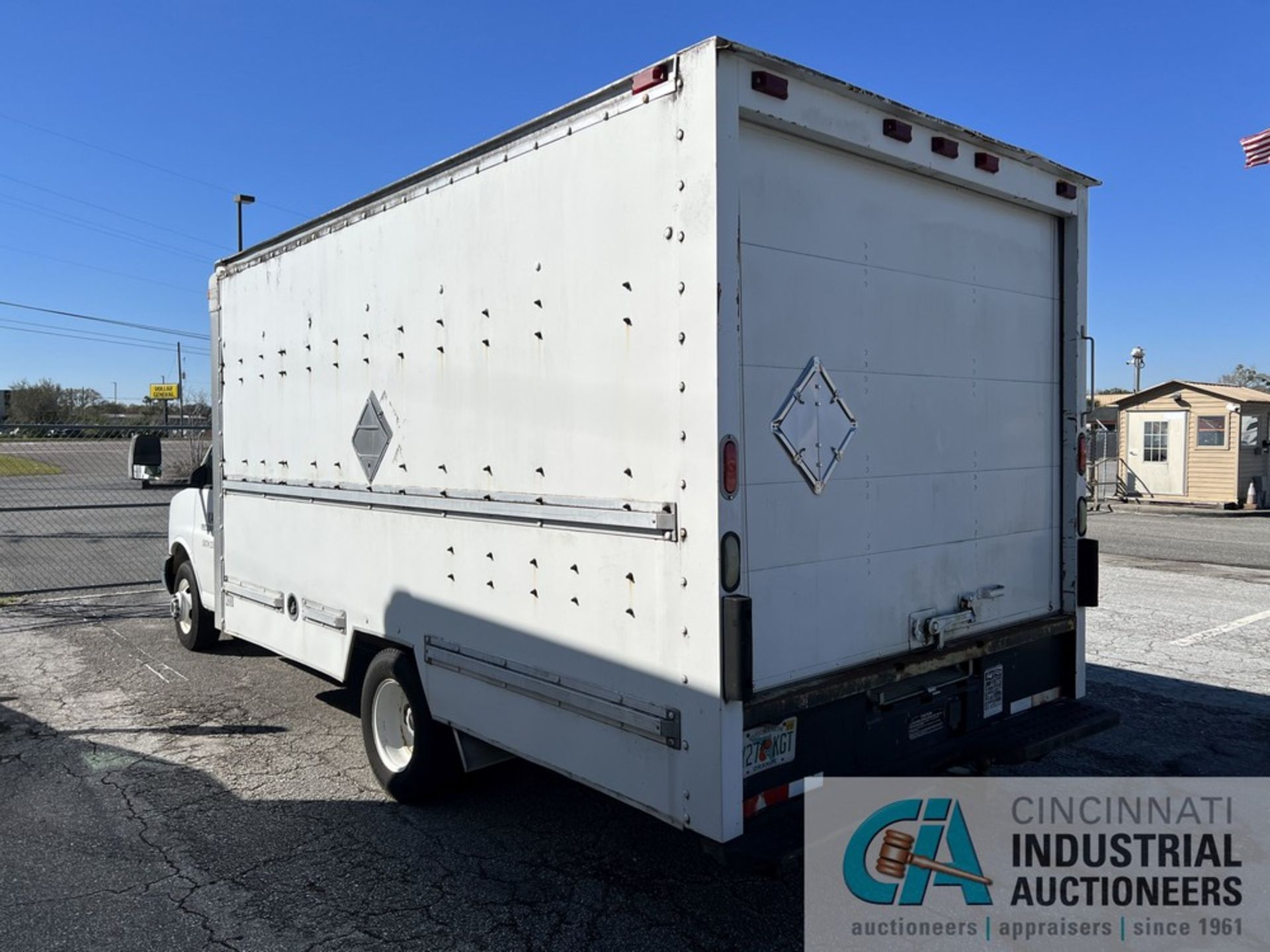 2004 GMC DUALLY GASOLINE 15' BOX TRUCK; VIN 1GDHG314X41904841, 6 LITER VOLTEC GASOLINE ENGINE, - Bild 4 aus 6