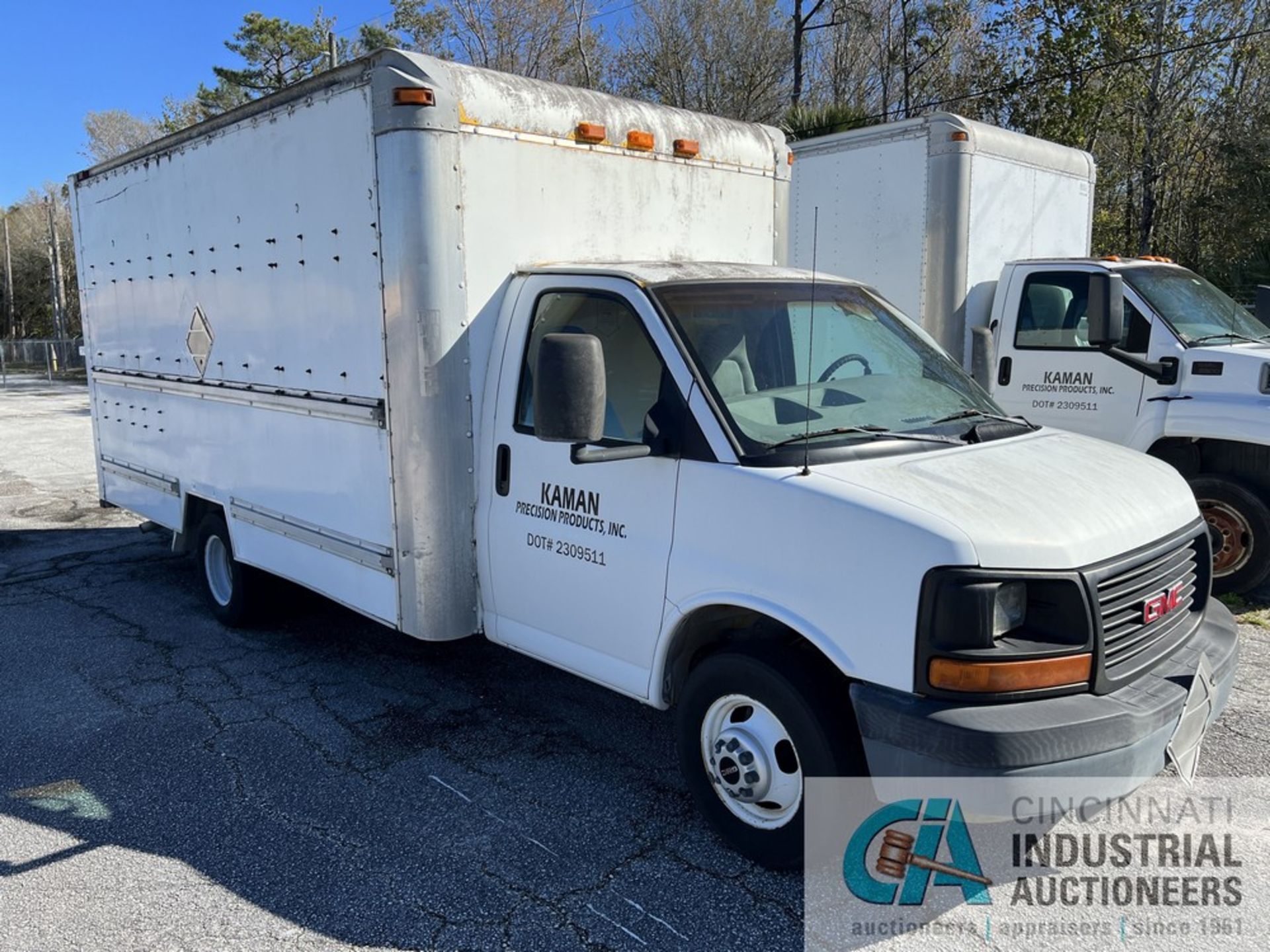 2004 GMC DUALLY GASOLINE 15' BOX TRUCK; VIN 1GDHG314X41904841, 6 LITER VOLTEC GASOLINE ENGINE, - Image 2 of 6