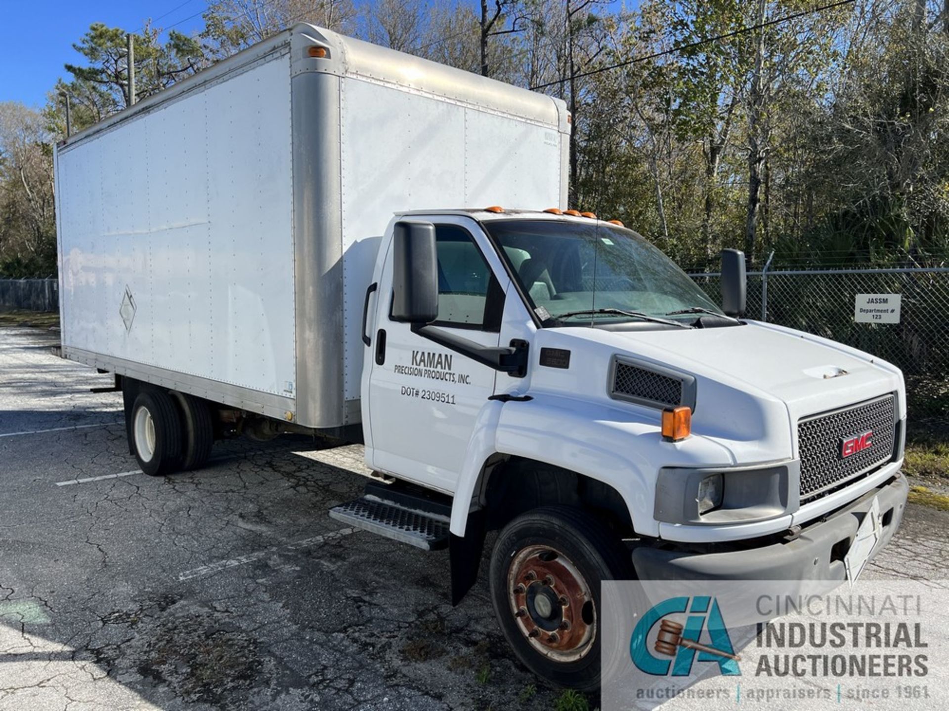 2004 GMC C 5500 GASOLINE 18' BOX TRUCK; VIN 1GDE5CIE54F501371, 8.1 LITER 8 CYLINDER GASOLINE - Image 2 of 7