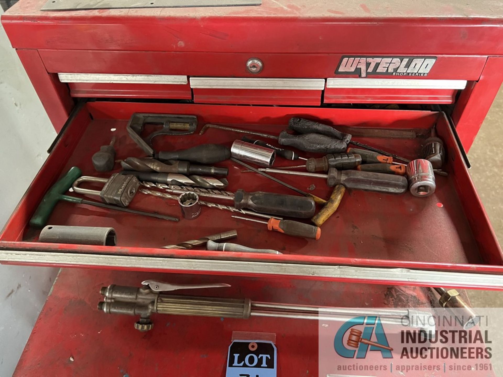 (LOT) MISCELLANEOUS WELDING AND SHOP TOOLS WITH EIGHT-DRAWER VIDMAR STYLE CABINET AND SEVEN-DRAWER - Image 3 of 10