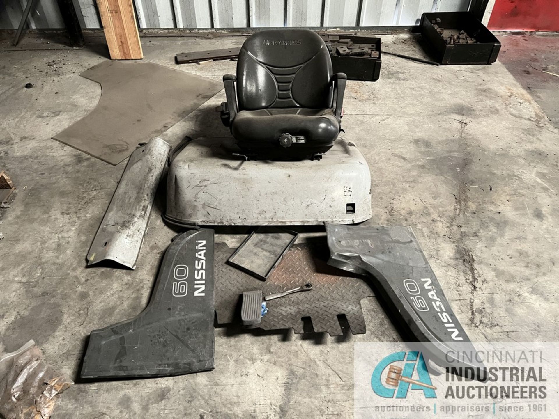 (LOT) (3) DISASSEMBLED LIFT TRUCK AND PARTS INCLUDING 6,000 LB. NISSAN MUGIF2A35LV PNEUMATIC TIRE LP - Image 17 of 26