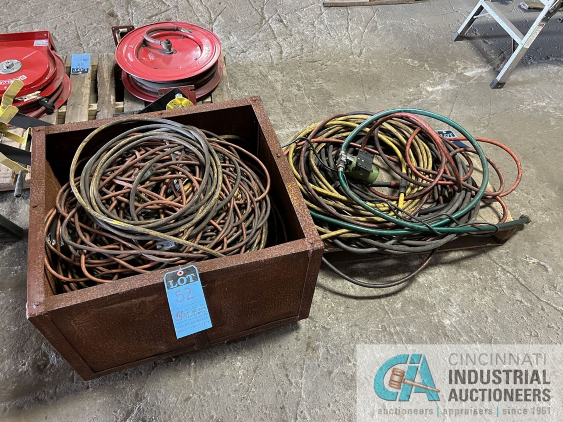 (LOT) MISCELLANEOUS ELECTRIC CORDS AND AIR HOSE WITH STEEL TUB