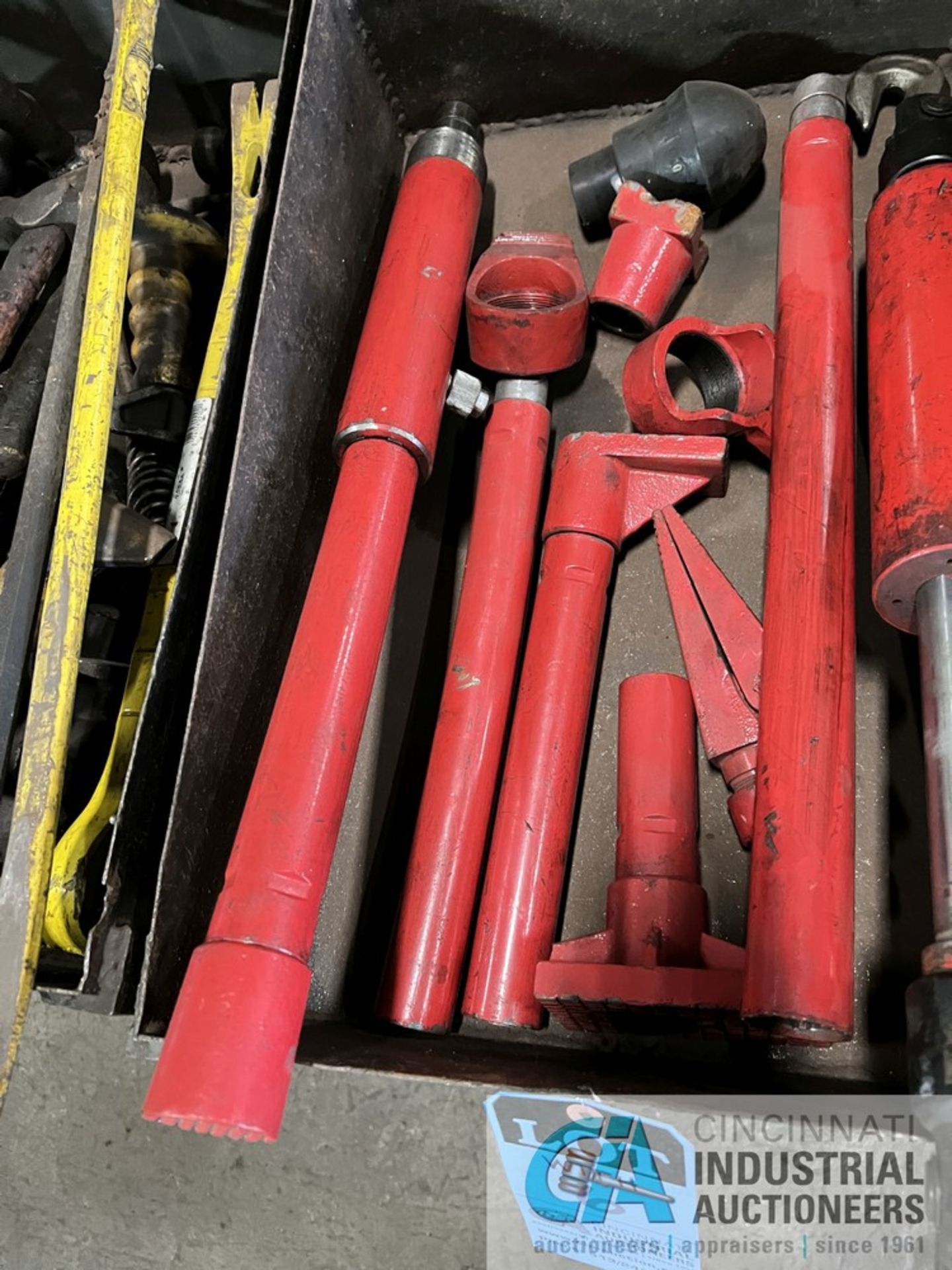 (LOT) MISCELLANEOUS HYDRAULIC HAND PUMPS AND CYLINDERS - Image 6 of 6