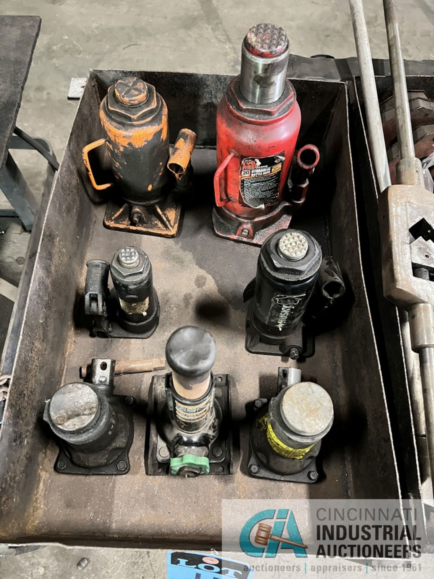 (LOT) MISCELLANEOUS HYDRAULIC BOTTLE JACKS