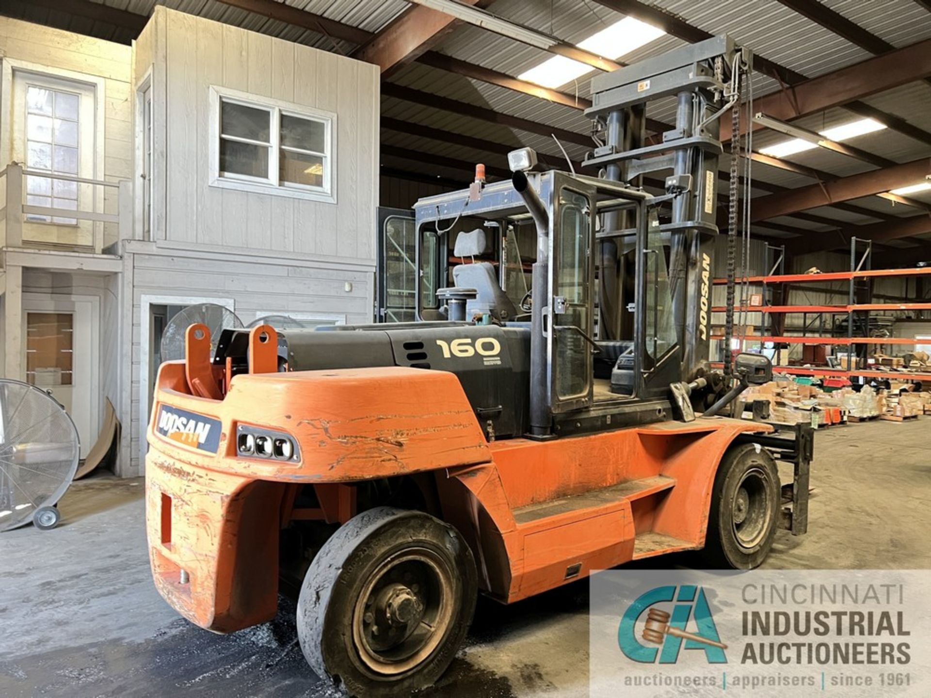 30,000 LB. DOOSAN MODEL D160S-5 PNEUMATIC TIRE DIESEL FORKLIFT (CURRENTLY OUT OF SERVICE, OIL - Image 3 of 10