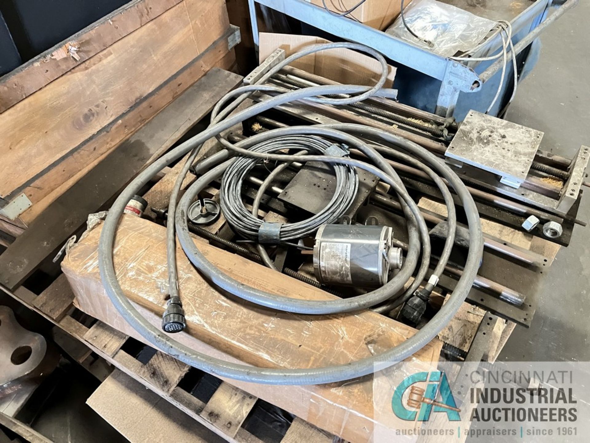 SKIDS MISCELLANEOUS MACHINE PARTS, TOOLING, WIRE, HOSE - Image 10 of 14