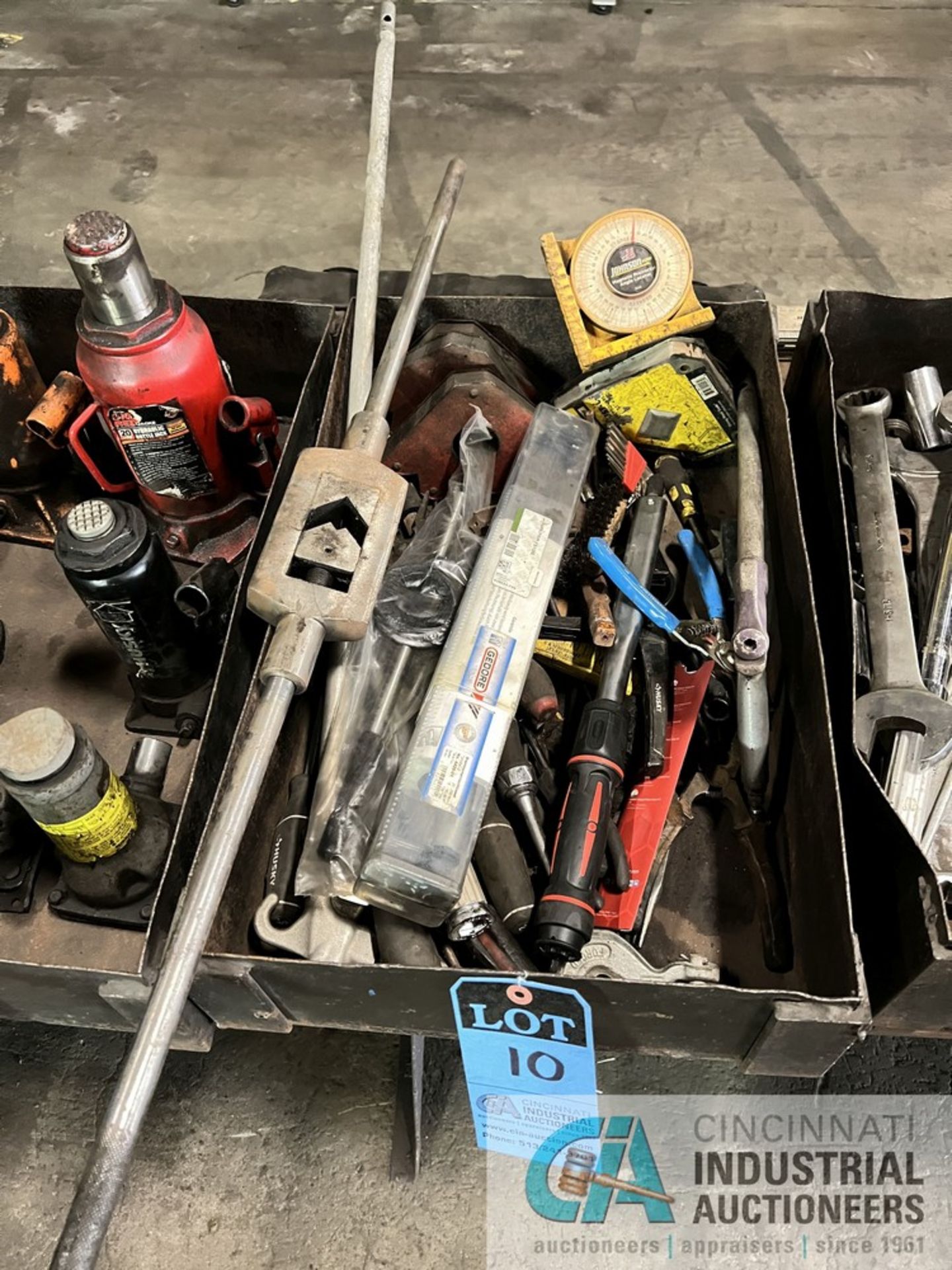 (LOT) MISCELLANEOUS HAND TOOLS