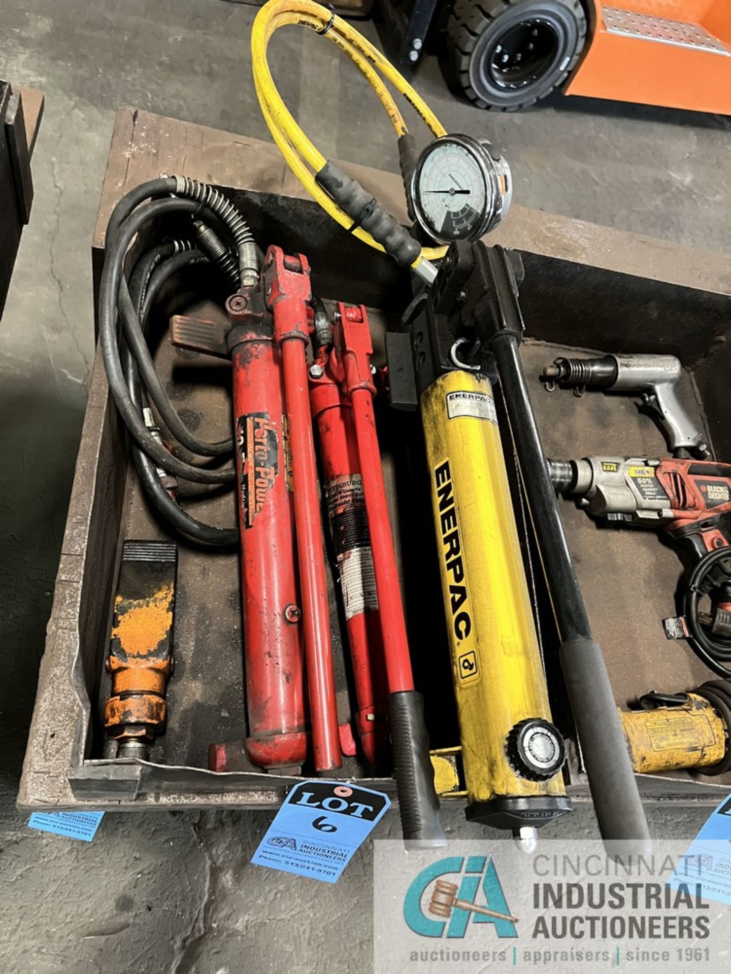 (LOT) MISCELLANEOUS HYDRAULIC HAND PUMPS AND CYLINDERS