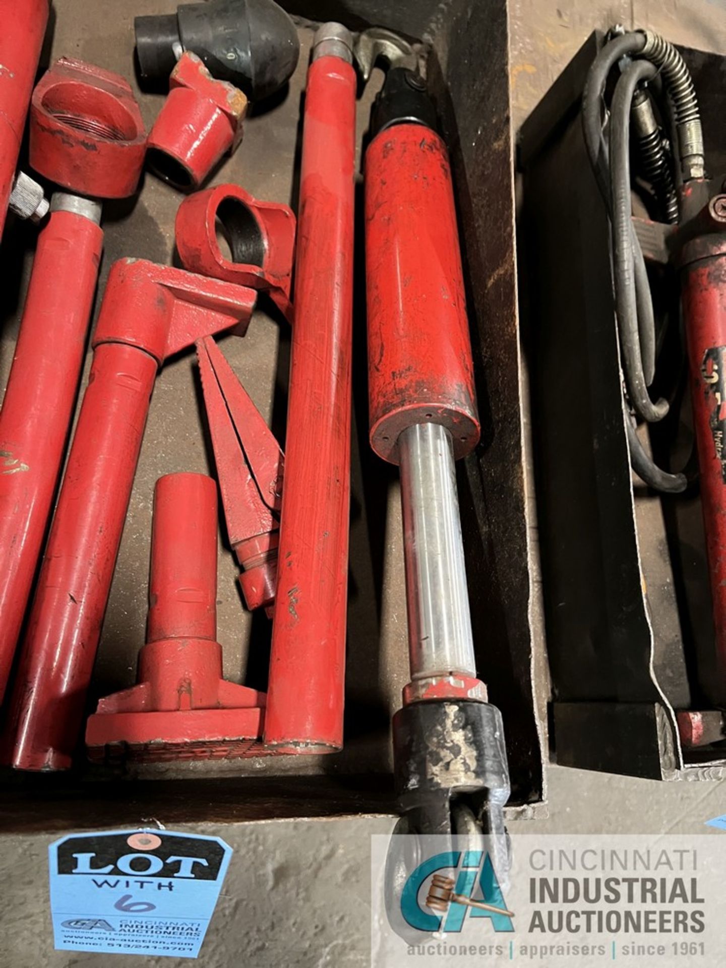 (LOT) MISCELLANEOUS HYDRAULIC HAND PUMPS AND CYLINDERS - Image 5 of 6