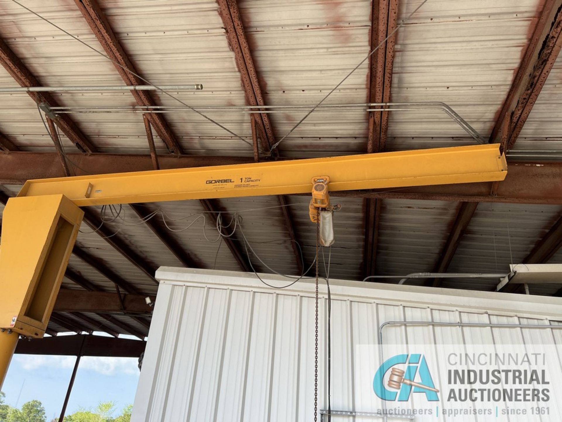 1 TON CAPACITY X 18' ARM GORBEL FREE STANDING JIB CRANE WITH 1 TON HARRINGTON PENDANT CONTROL - Image 2 of 3