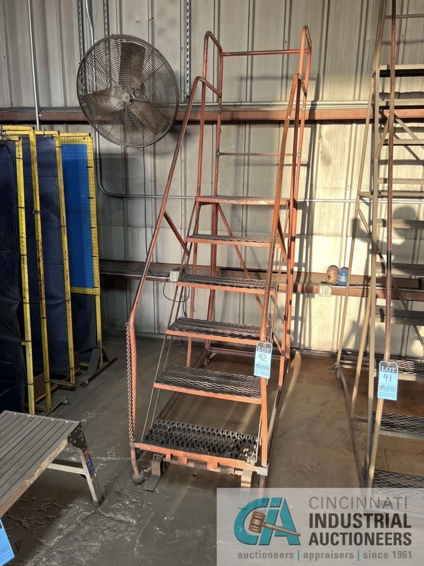SIX-STEP PORTABLE WAREHOUSE LADDER - Image 2 of 2