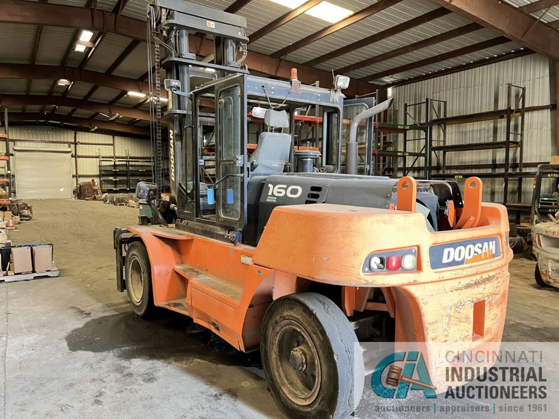 30,000 LB. DOOSAN MODEL D160S-5 PNEUMATIC TIRE DIESEL FORKLIFT (CURRENTLY OUT OF SERVICE, OIL - Image 4 of 10