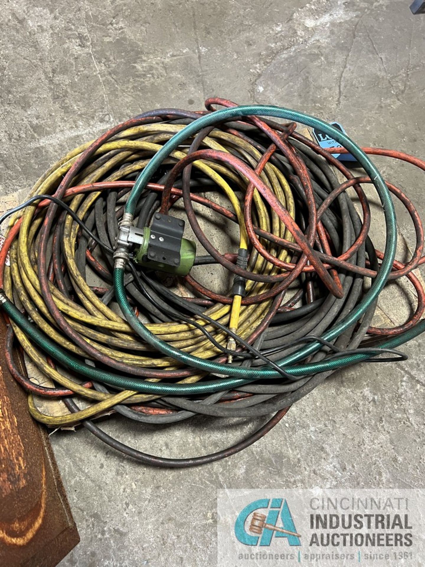 (LOT) MISCELLANEOUS ELECTRIC CORDS AND AIR HOSE WITH STEEL TUB - Image 3 of 3