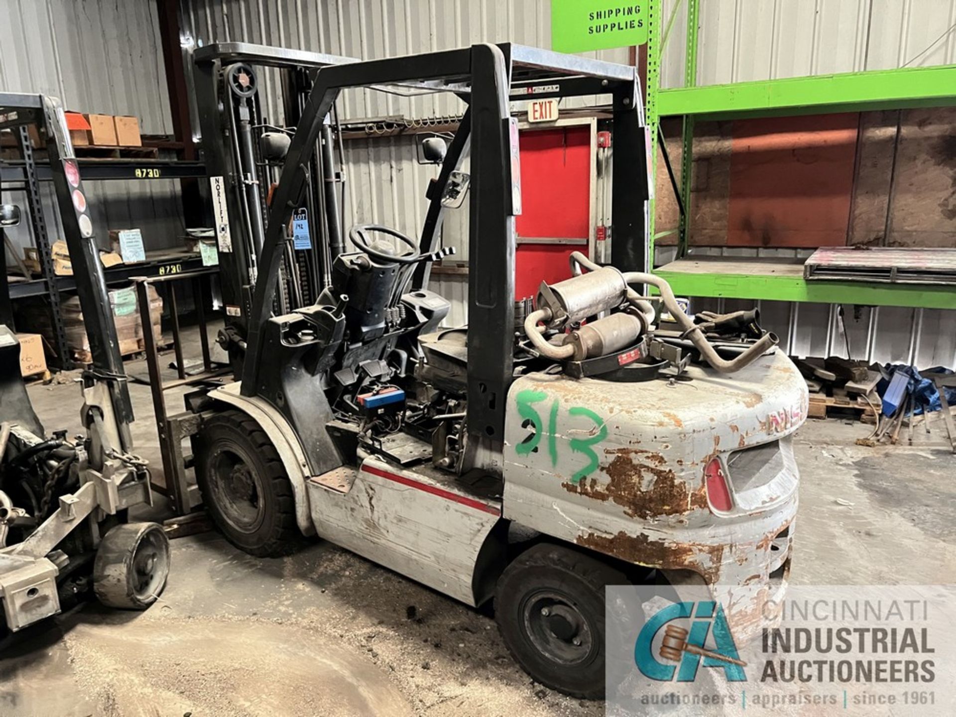 (LOT) (3) DISASSEMBLED LIFT TRUCK AND PARTS INCLUDING 6,000 LB. NISSAN MUGIF2A35LV PNEUMATIC TIRE LP - Image 5 of 26