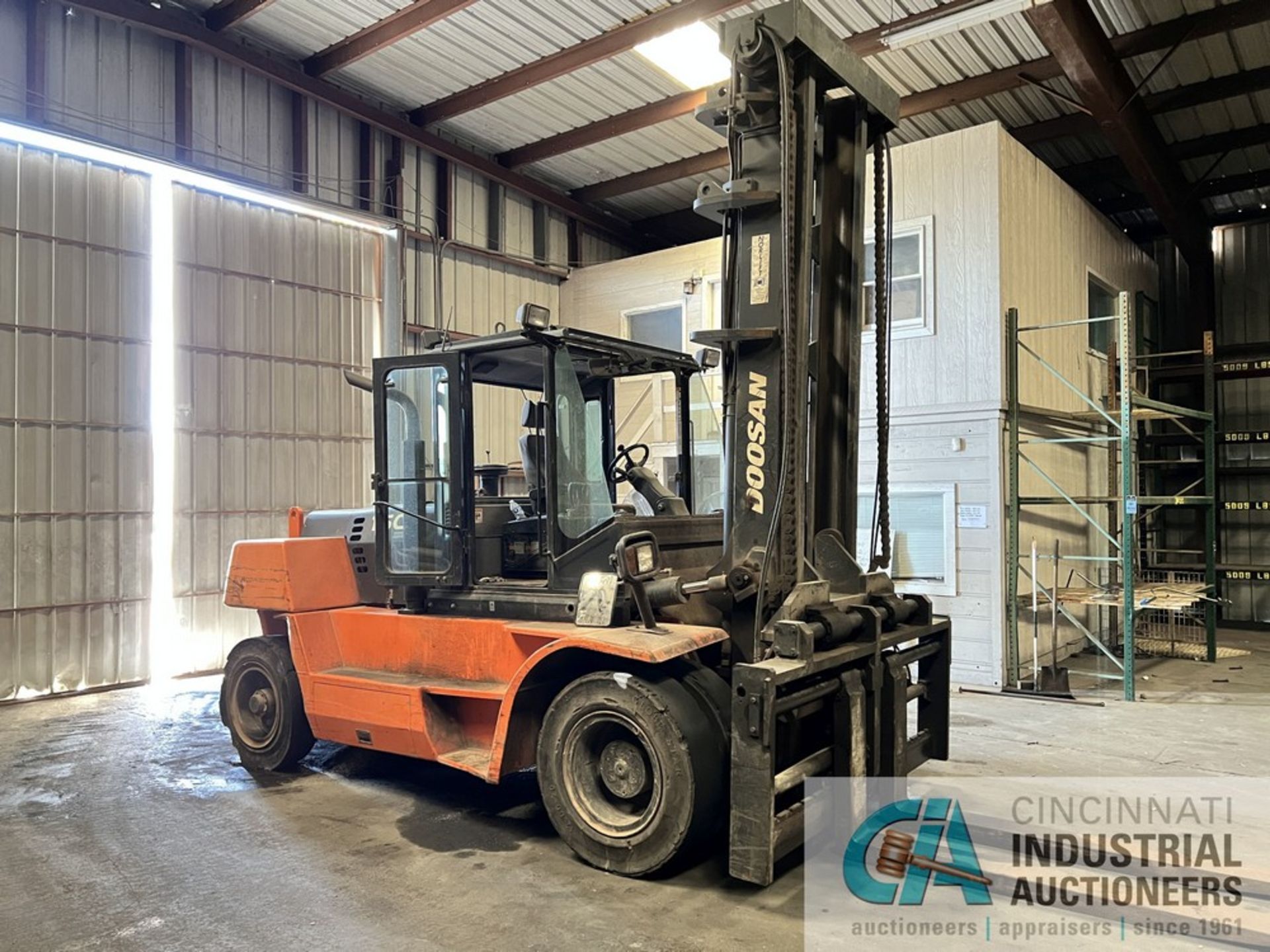 30,000 LB. DOOSAN MODEL D160S-5 PNEUMATIC TIRE DIESEL FORKLIFT (CURRENTLY OUT OF SERVICE, OIL - Image 2 of 10