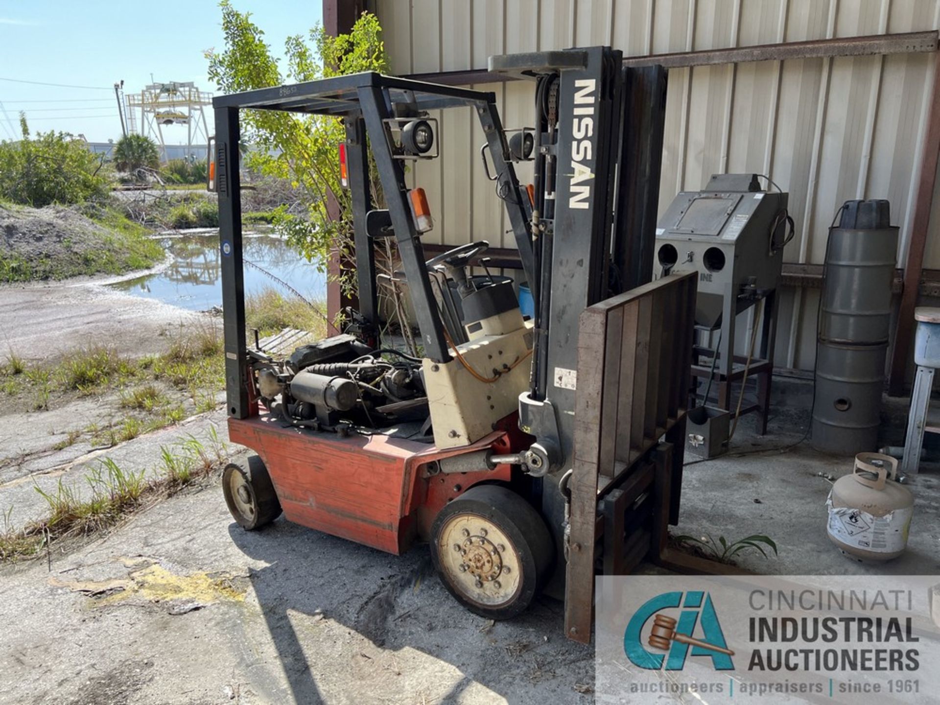 (LOT) (3) DISASSEMBLED LIFT TRUCK AND PARTS INCLUDING 6,000 LB. NISSAN MUGIF2A35LV PNEUMATIC TIRE LP - Image 18 of 26