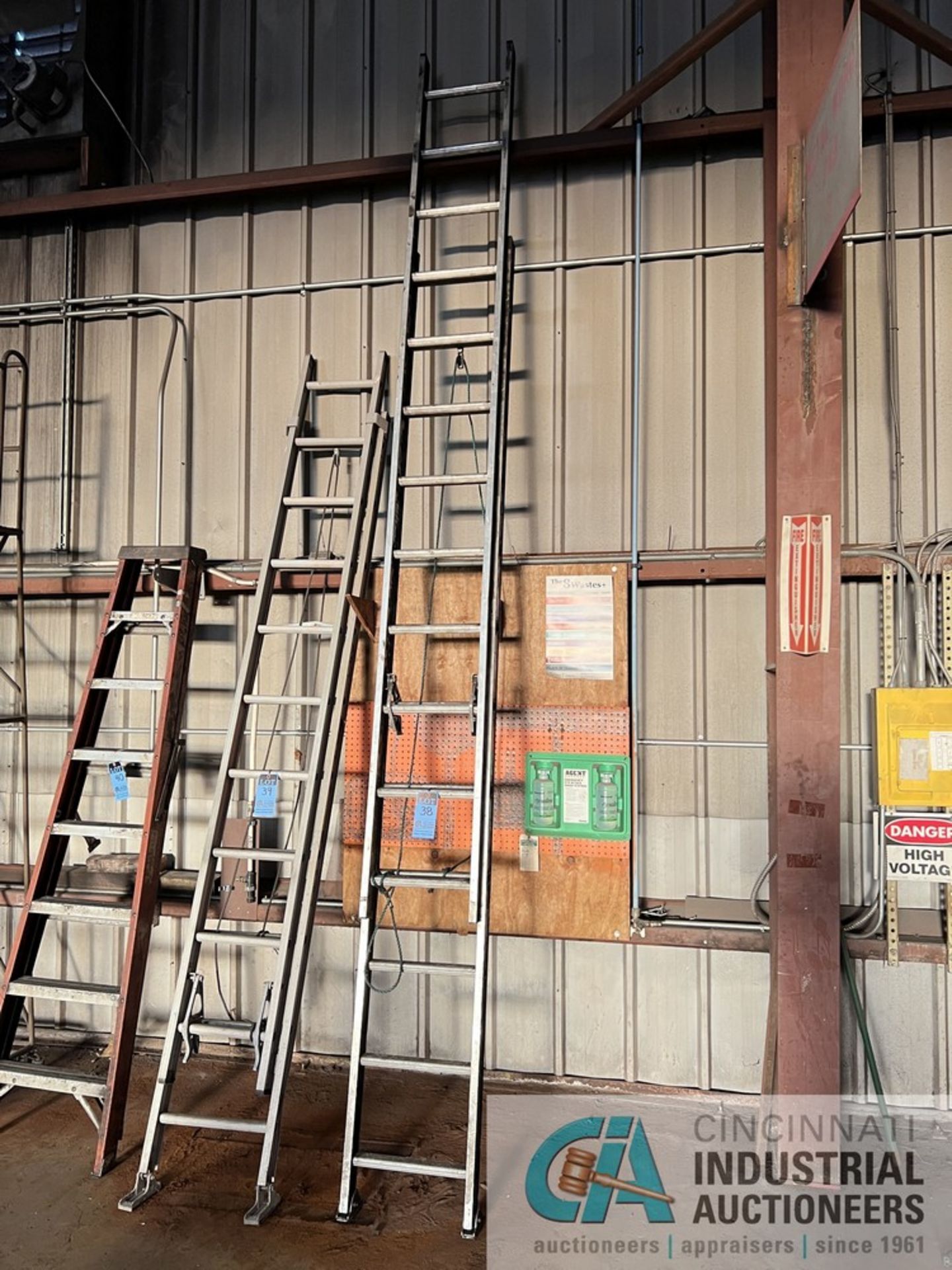 24' WERNER ALUMINUM EXTENSION LADDER