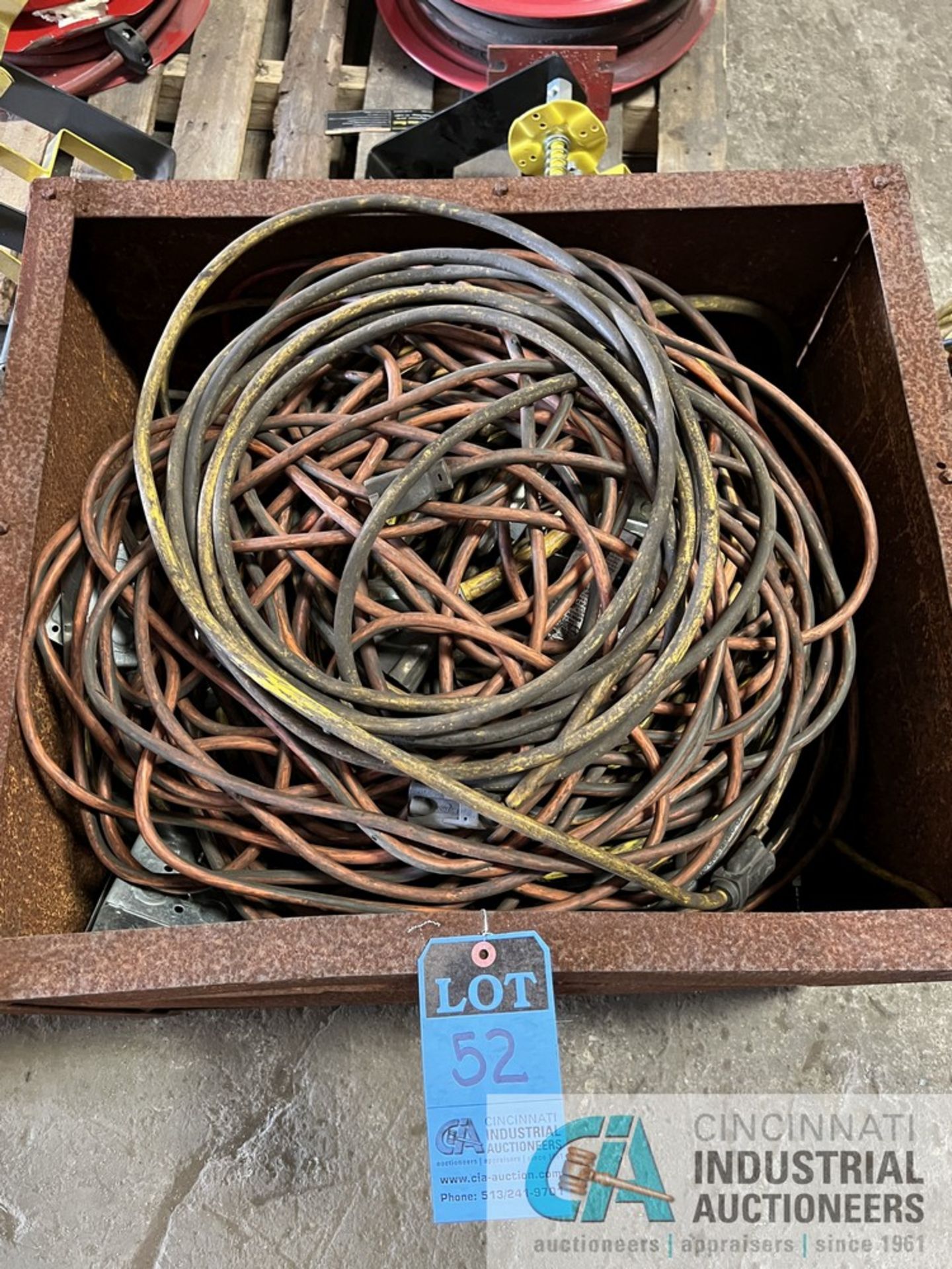 (LOT) MISCELLANEOUS ELECTRIC CORDS AND AIR HOSE WITH STEEL TUB - Image 2 of 3