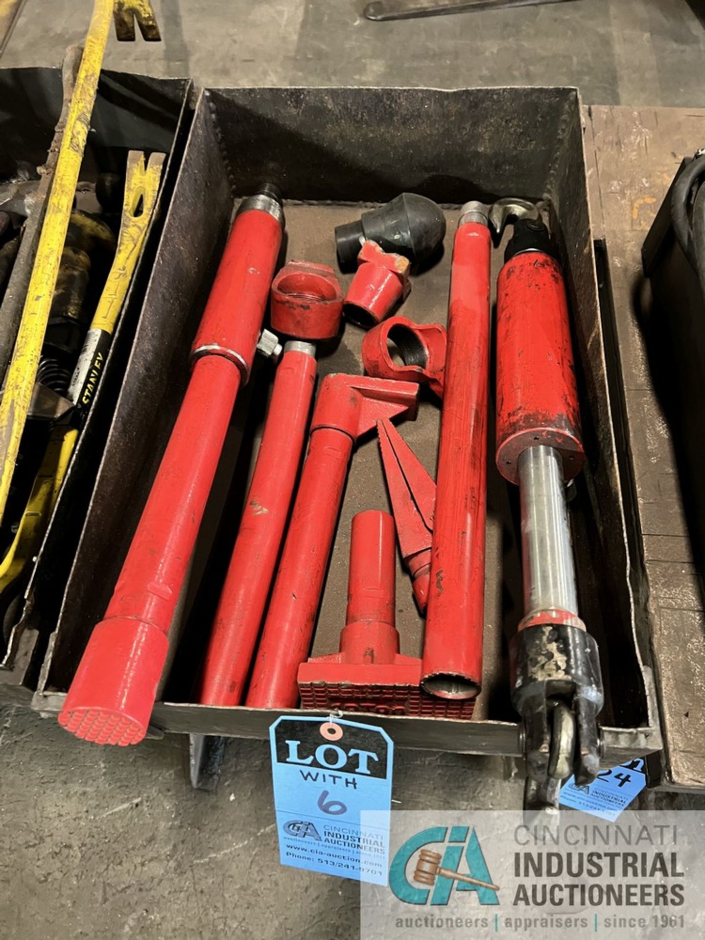 (LOT) MISCELLANEOUS HYDRAULIC HAND PUMPS AND CYLINDERS - Image 4 of 6