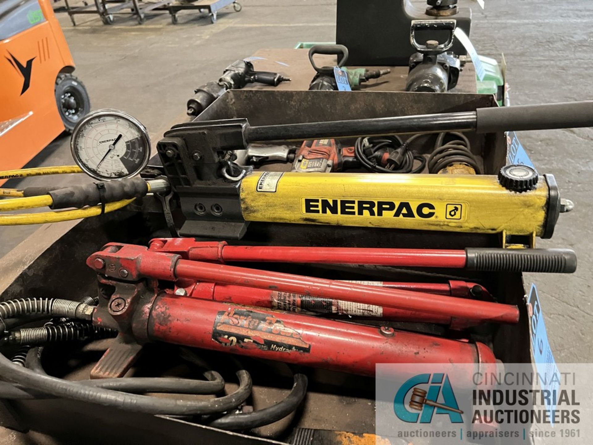 (LOT) MISCELLANEOUS HYDRAULIC HAND PUMPS AND CYLINDERS - Image 2 of 6