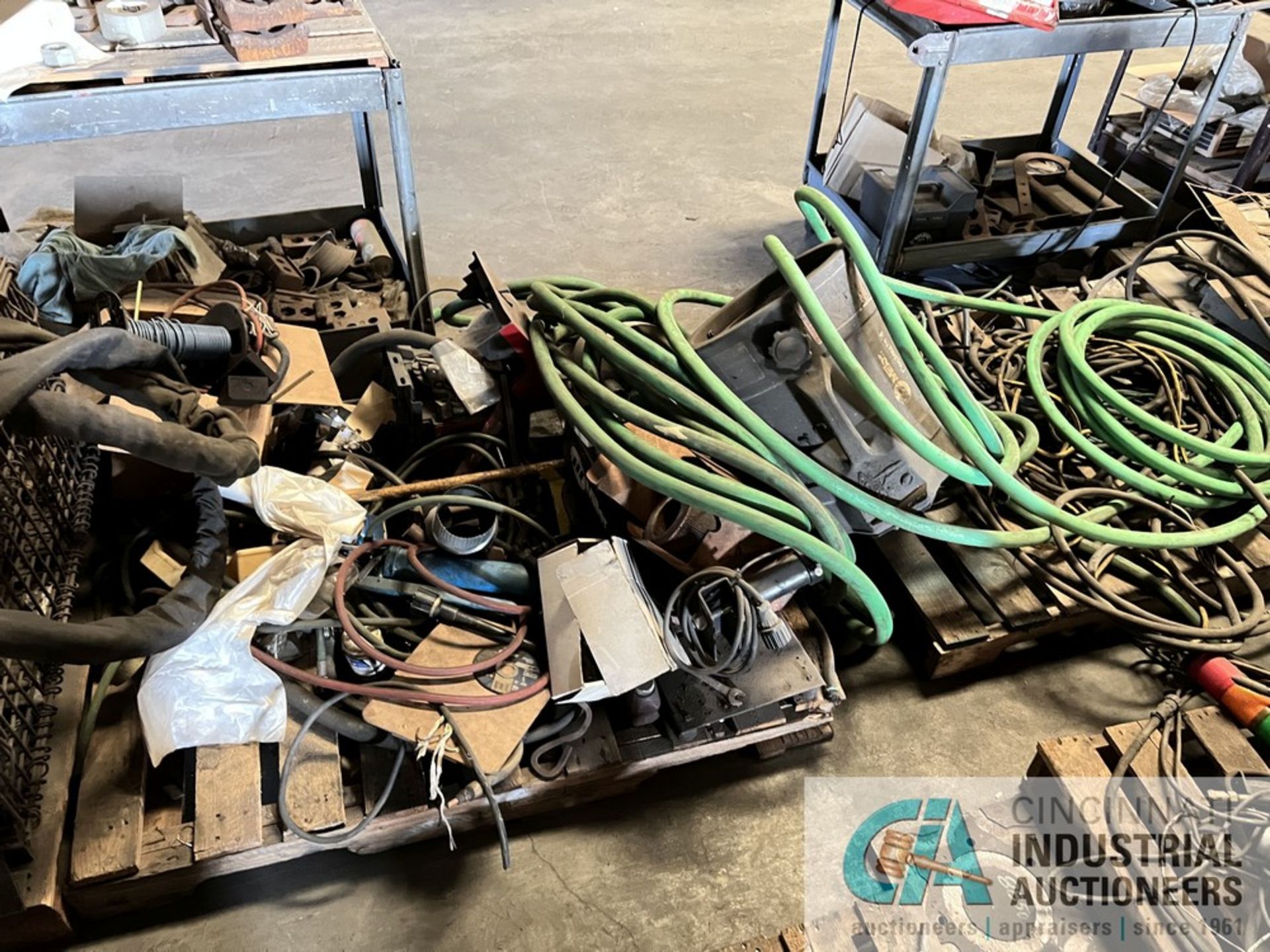 SKIDS MISCELLANEOUS MACHINE PARTS, TOOLING, WIRE, HOSE - Image 8 of 14