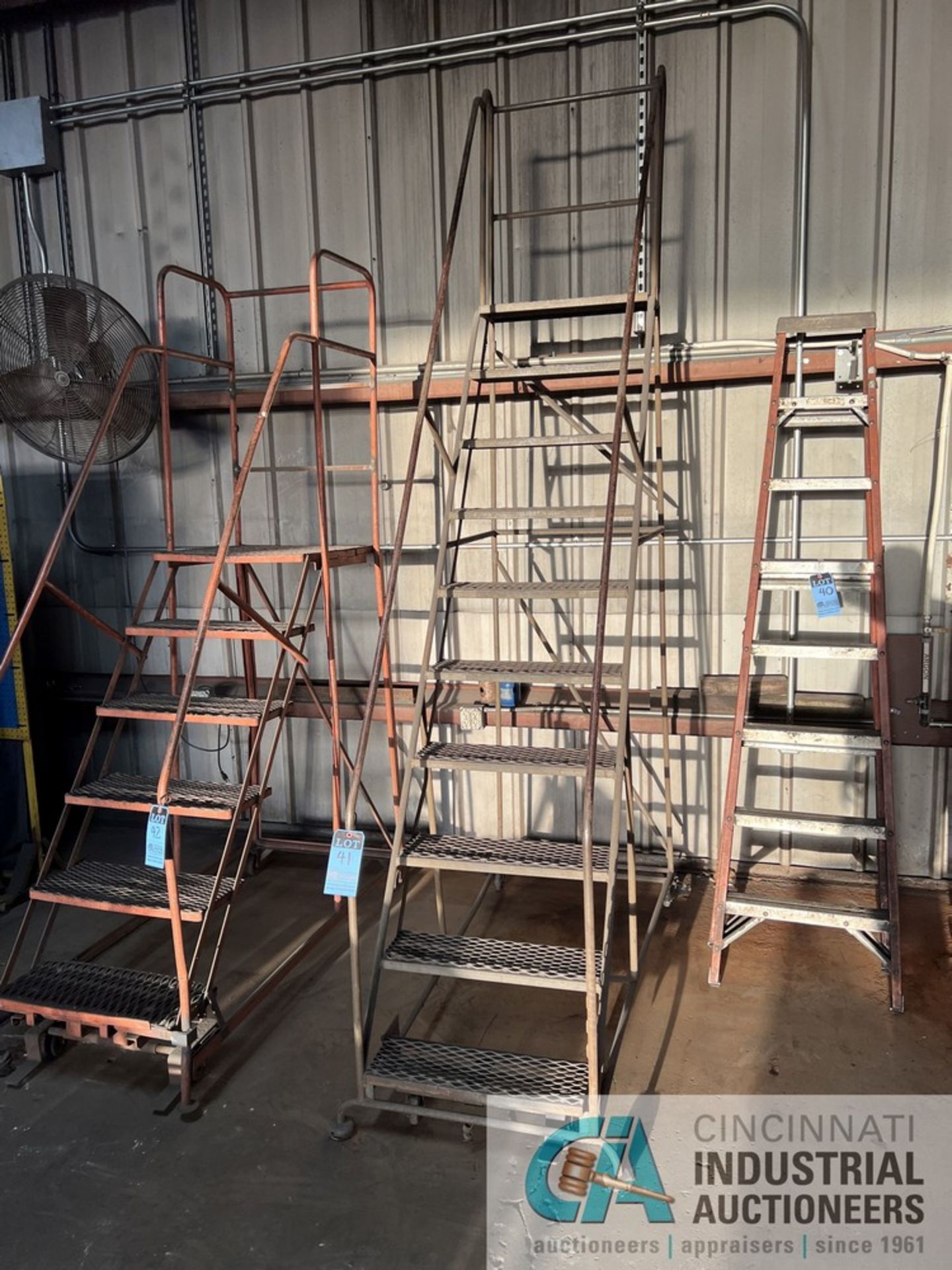 TEN-STEP PORTABLE WAREHOUSE LADDER - Image 2 of 2